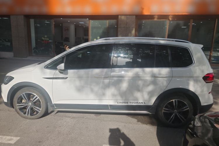 Used Volkswagen Touran 2018 Volkswagen Touran L 280TSI DSG Boundary Edition 7 Seats China VI Standard
