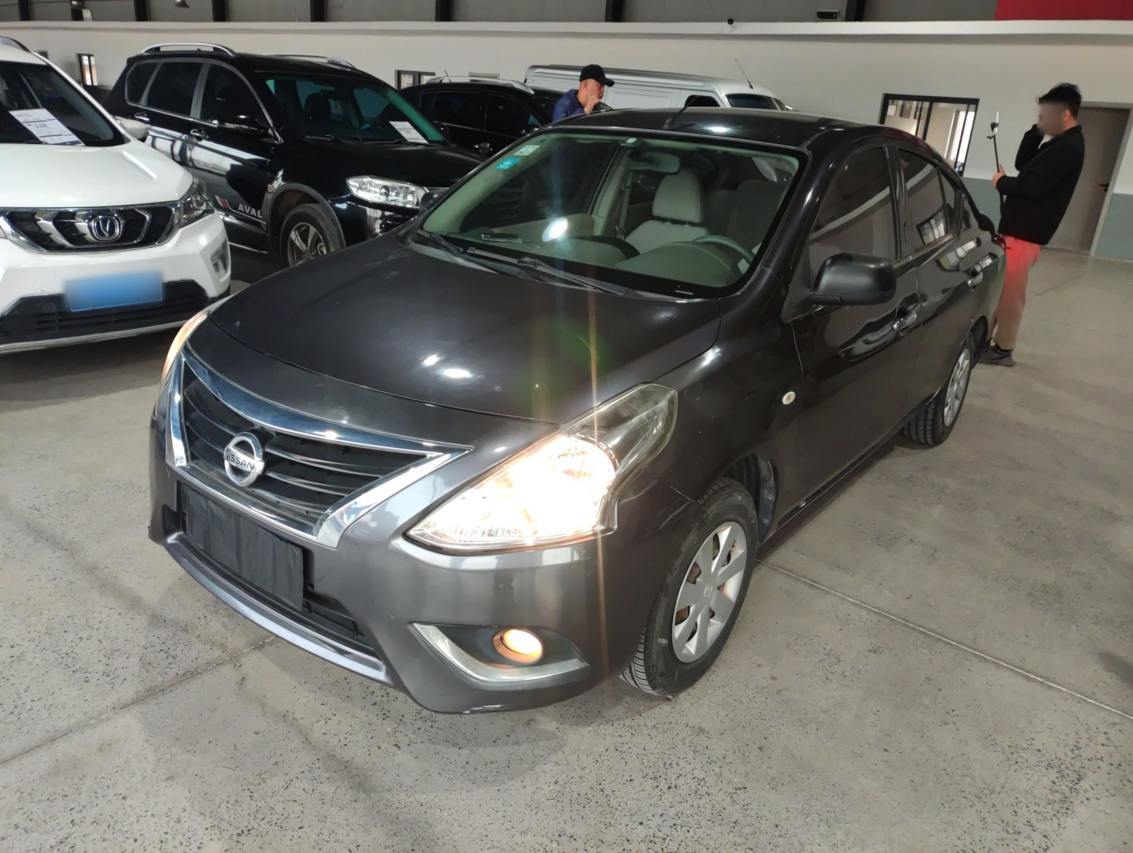 تحت مقدمة السيارة