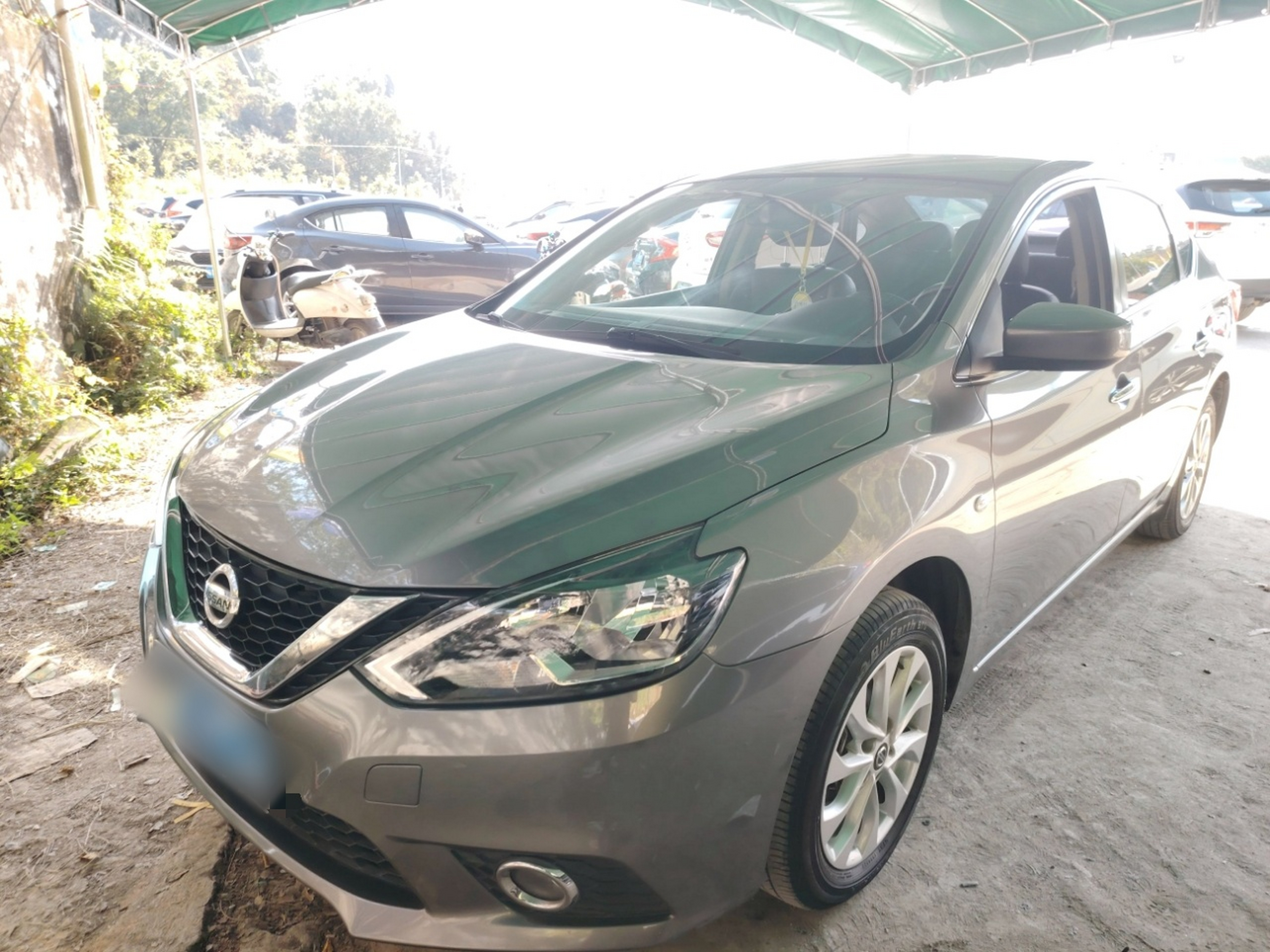 Под передней частью автомобиля