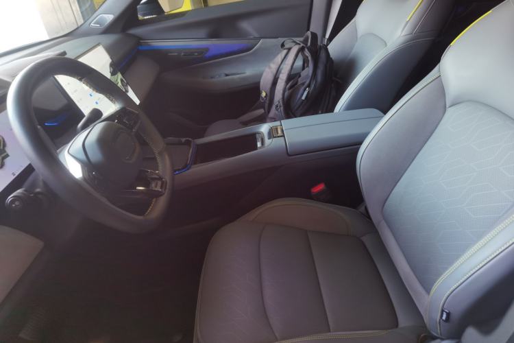 Used Lynk & Co 08 EM-P 2025 220 km All-Wheel-Drive Performance Halo