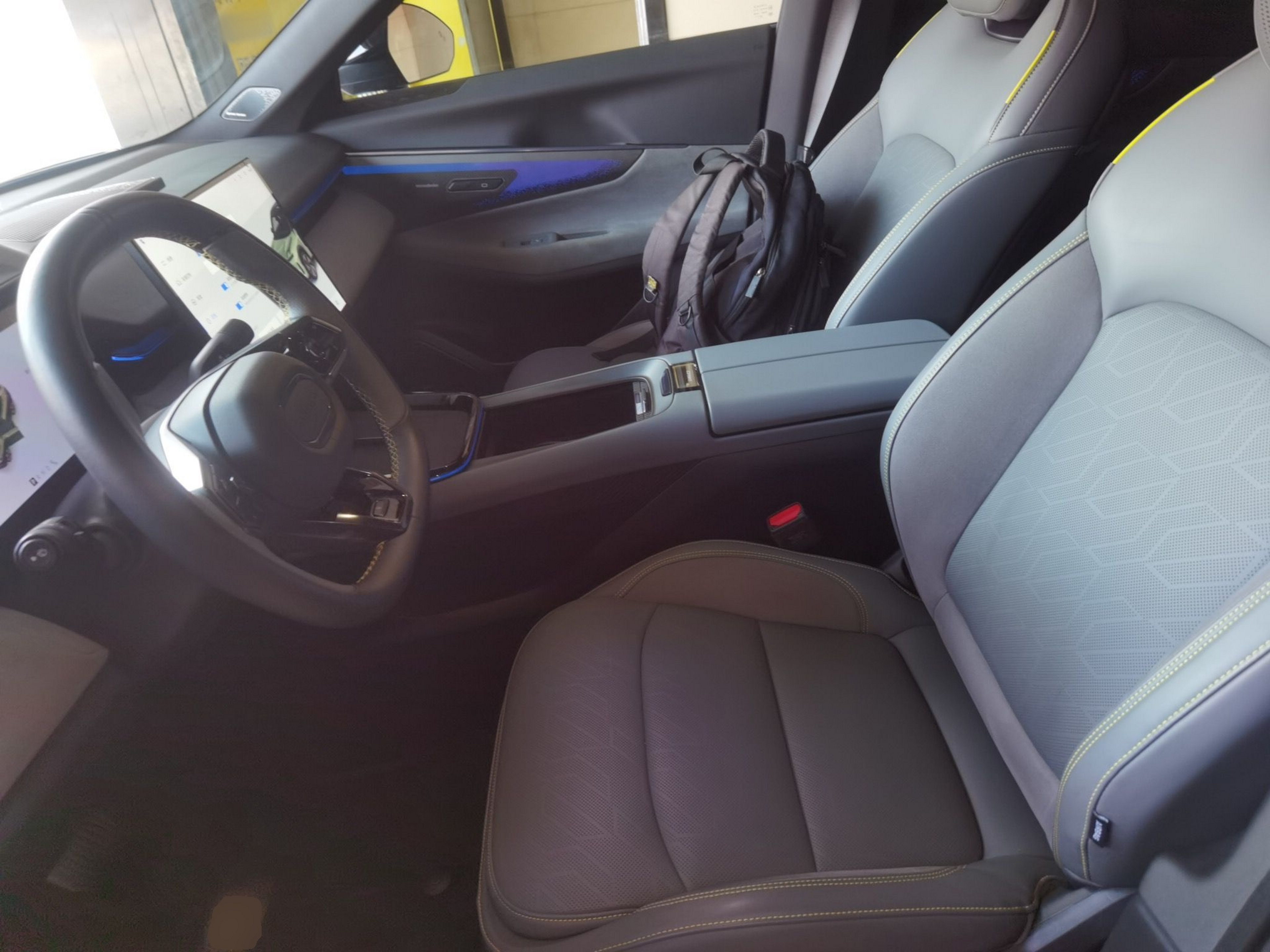 المقاعد الأمامية داخل السيارة