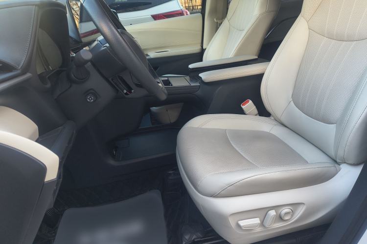 Used Toyota Sienna 2023 2.5L Hybrid Platinum Edition