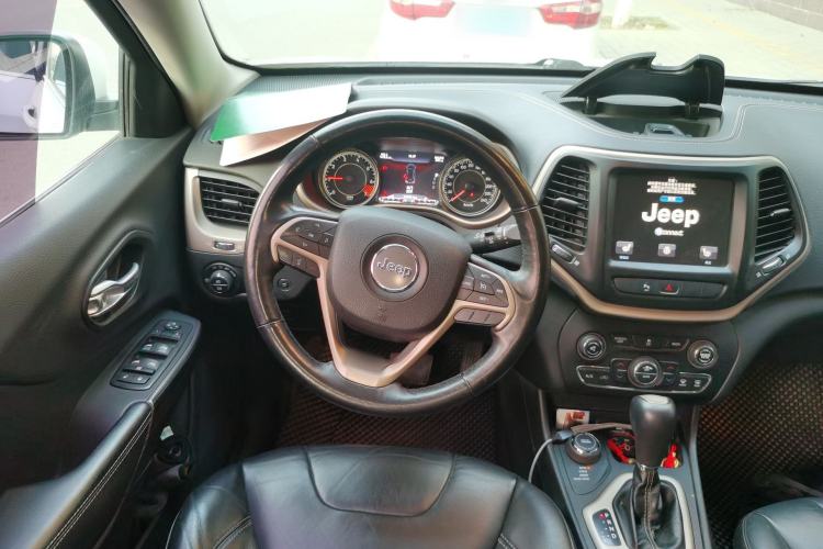 Used  Cherokee 2014 2.4L Luxury Edition
