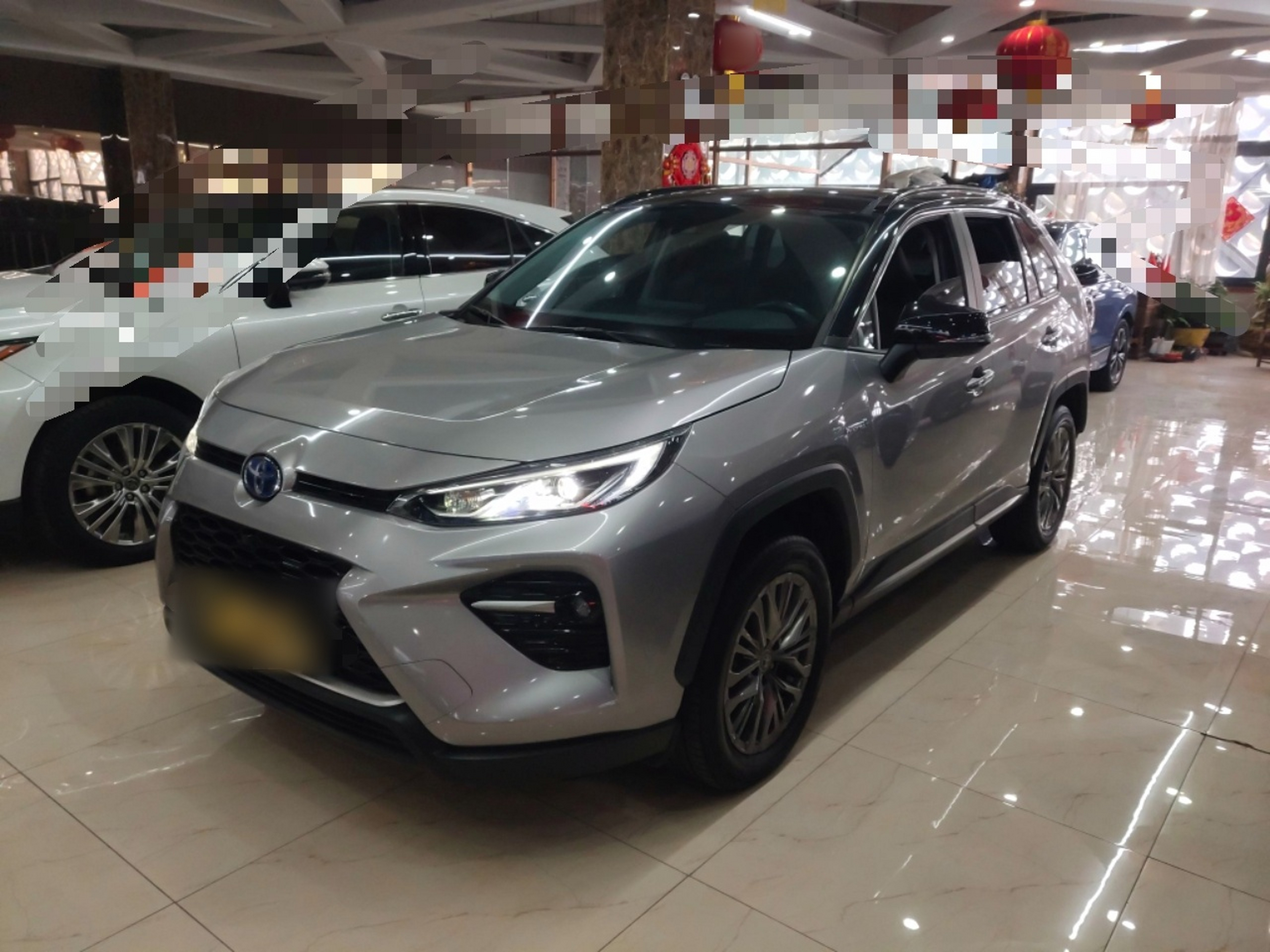 تحت مقدمة السيارة