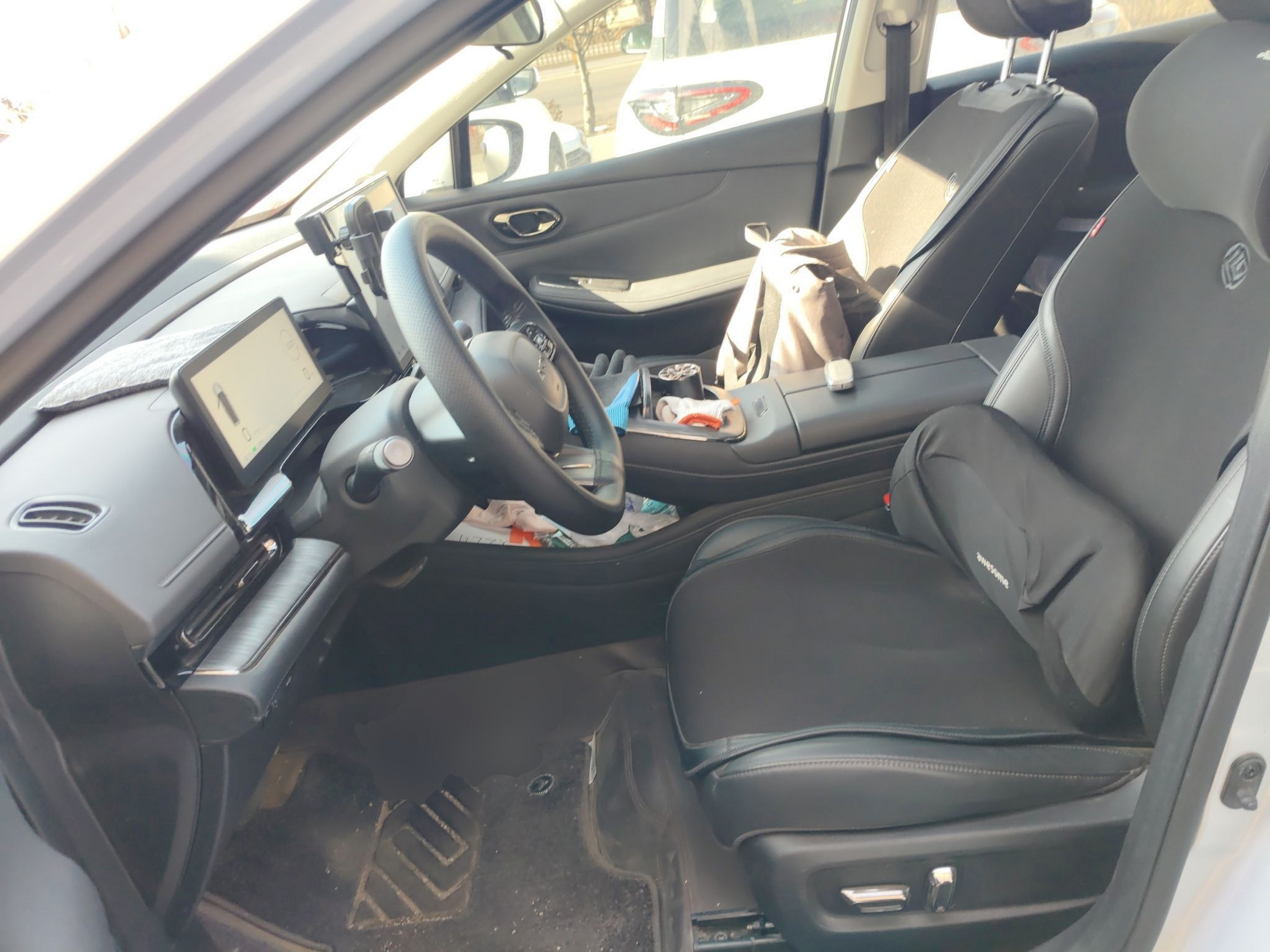 المقاعد الأمامية داخل السيارة
