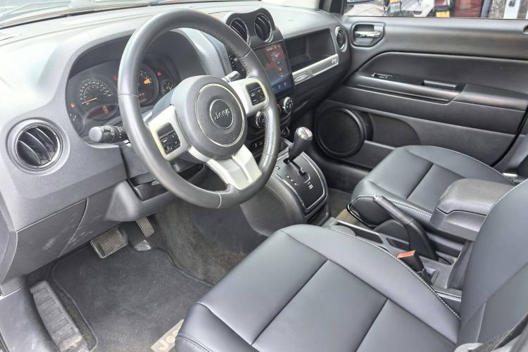 Used  Compass 2014 2.0L two-wheel drive sport version
