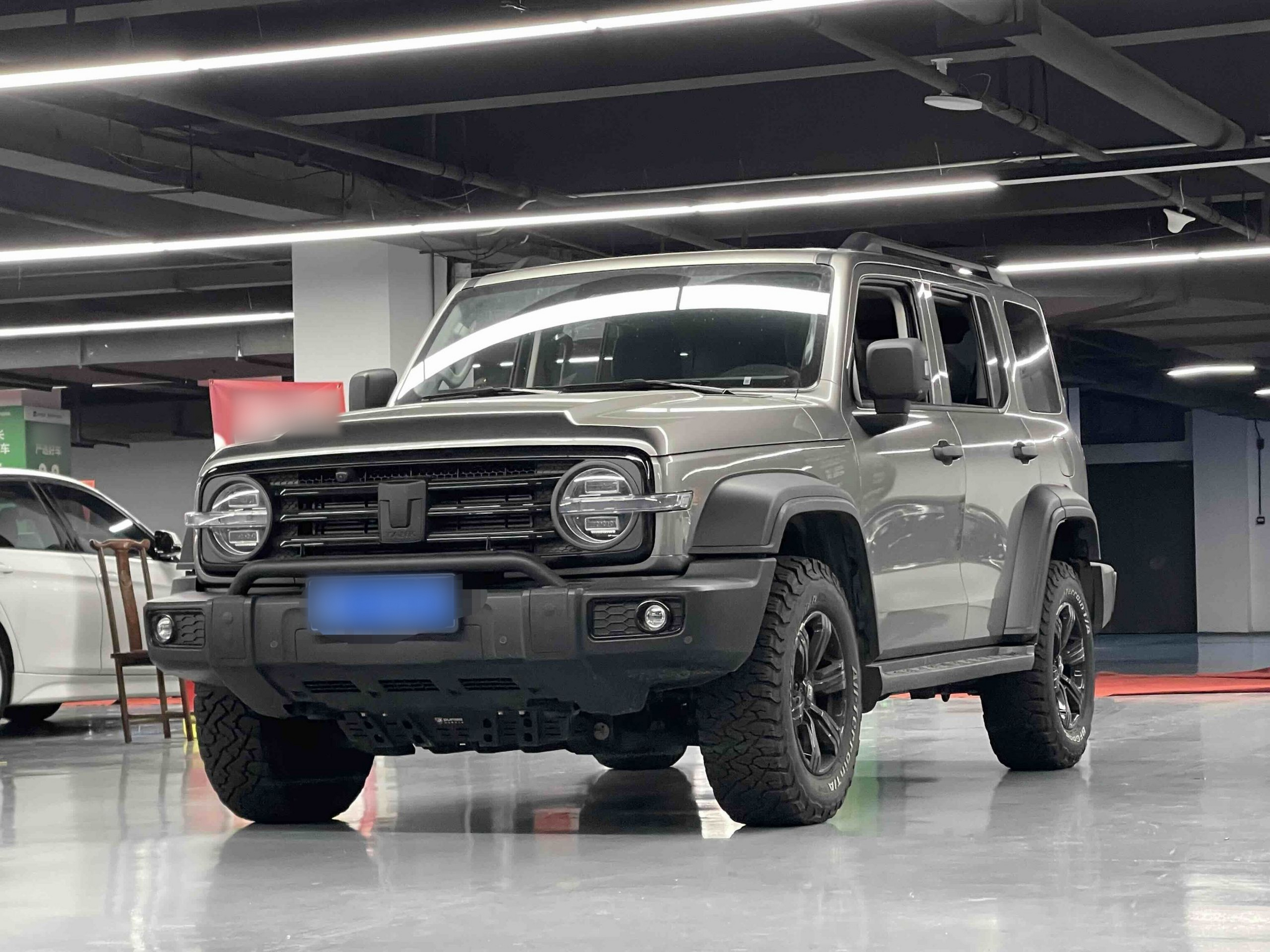 Под передней частью автомобиля