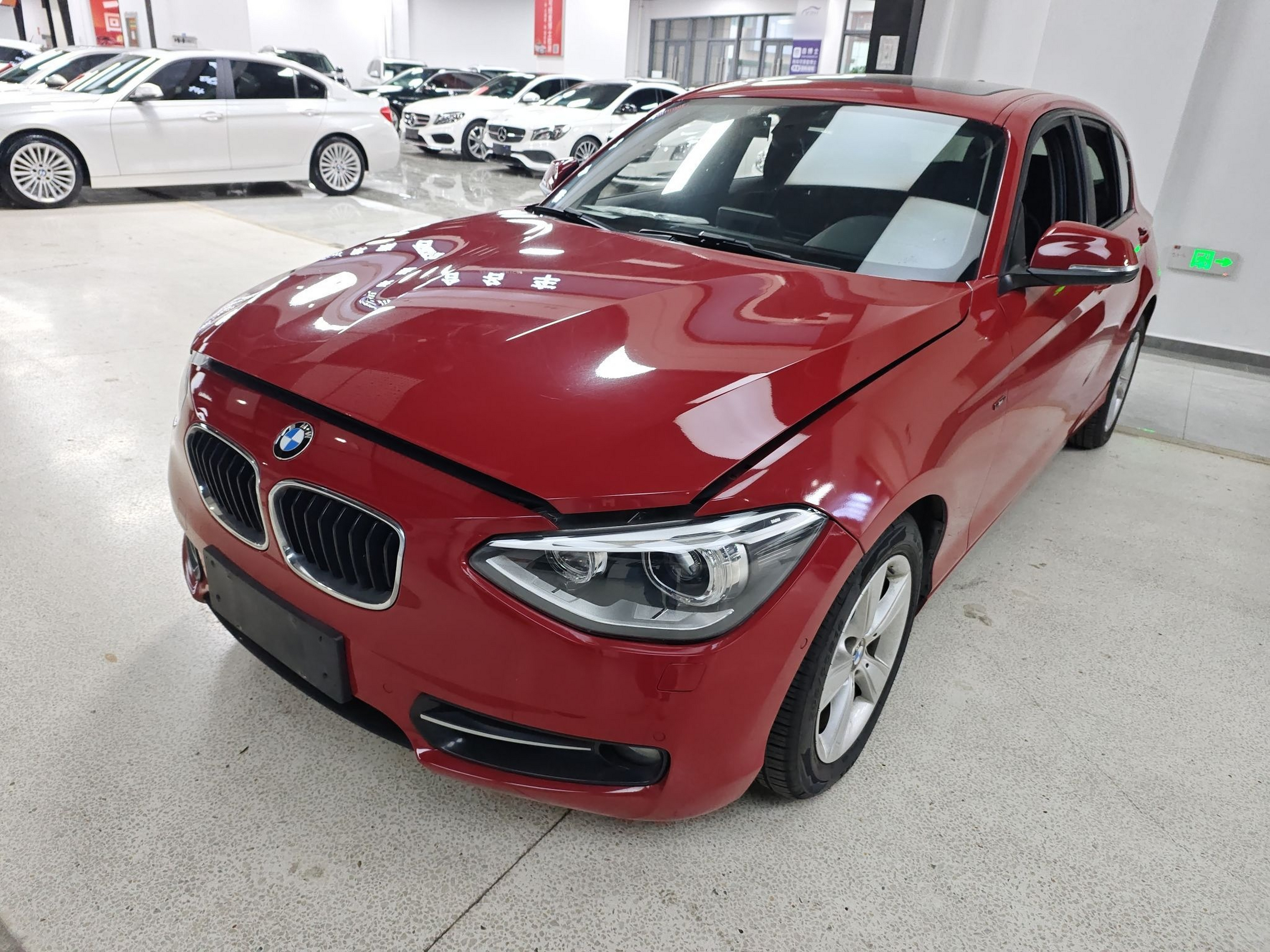 تحت مقدمة السيارة