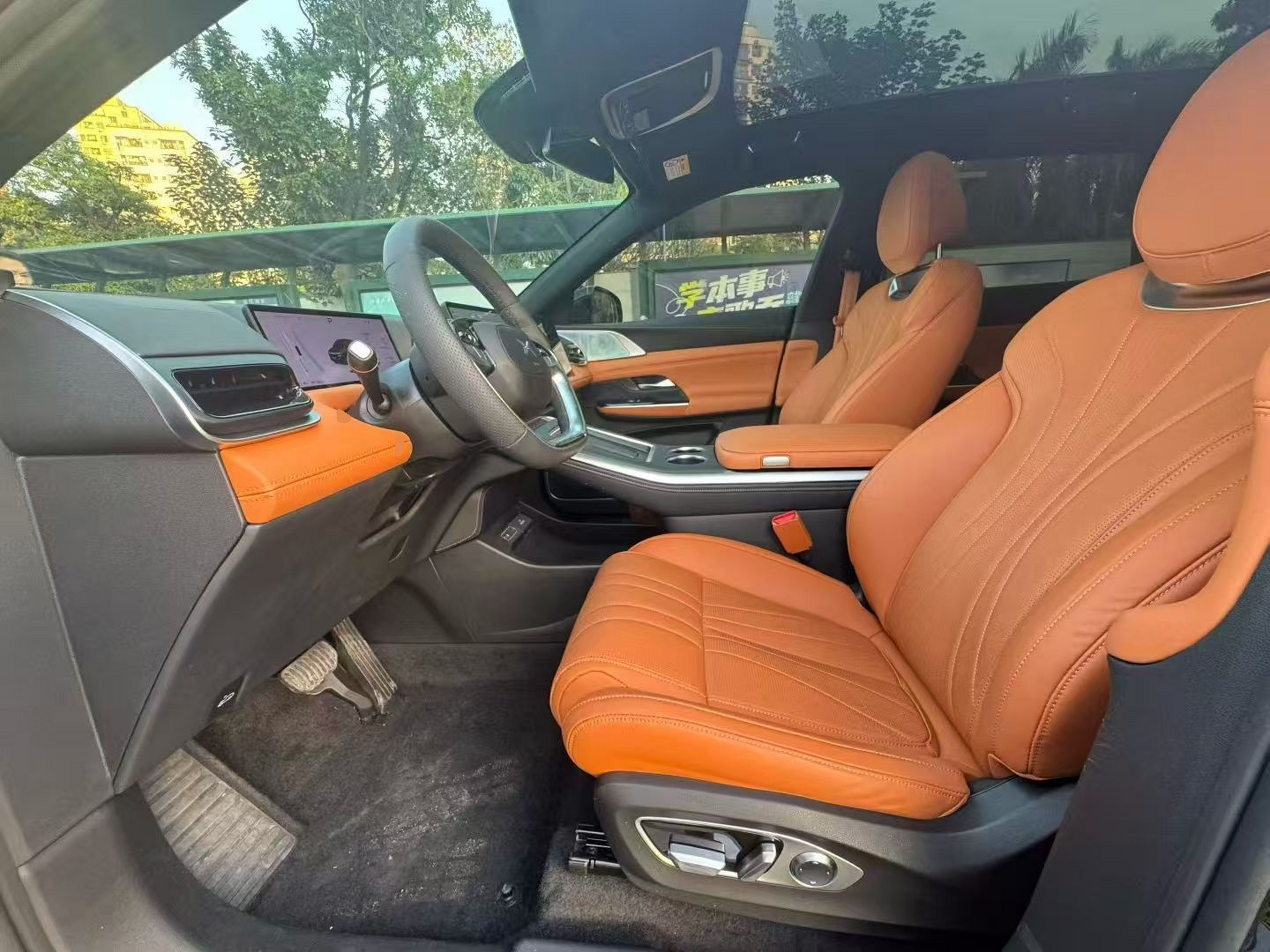 المقاعد الأمامية داخل السيارة