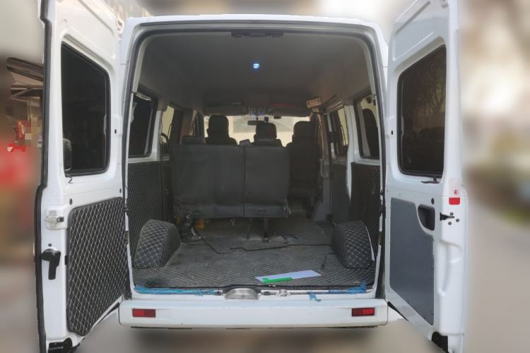 Used SAIC MAXUS Xintu V80 2023 2.0T Manual Classic Aoyuntong Short Wheelbase Mid-Roof 5/6-Seater