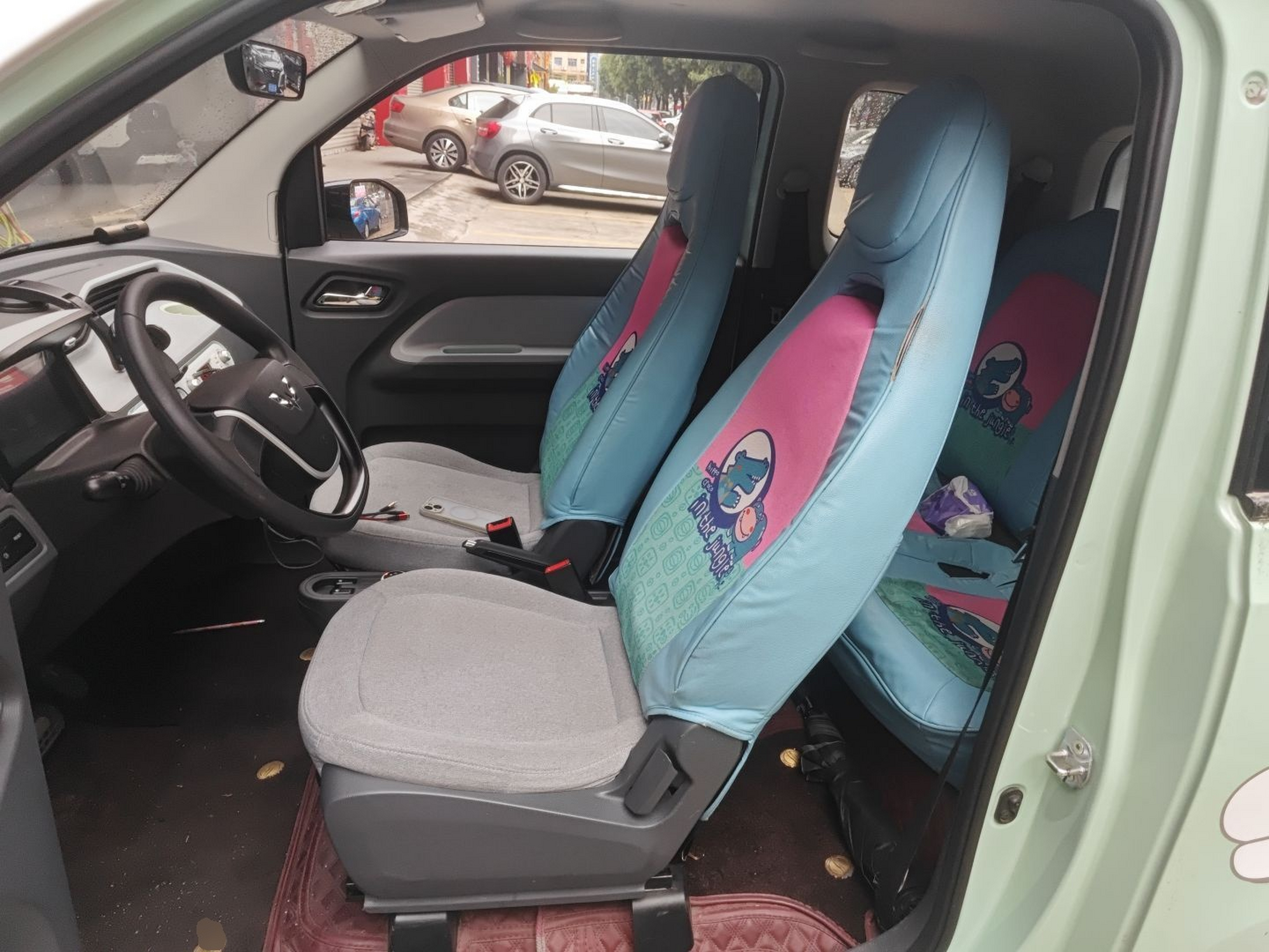 Переднее сиденье в автомобиле