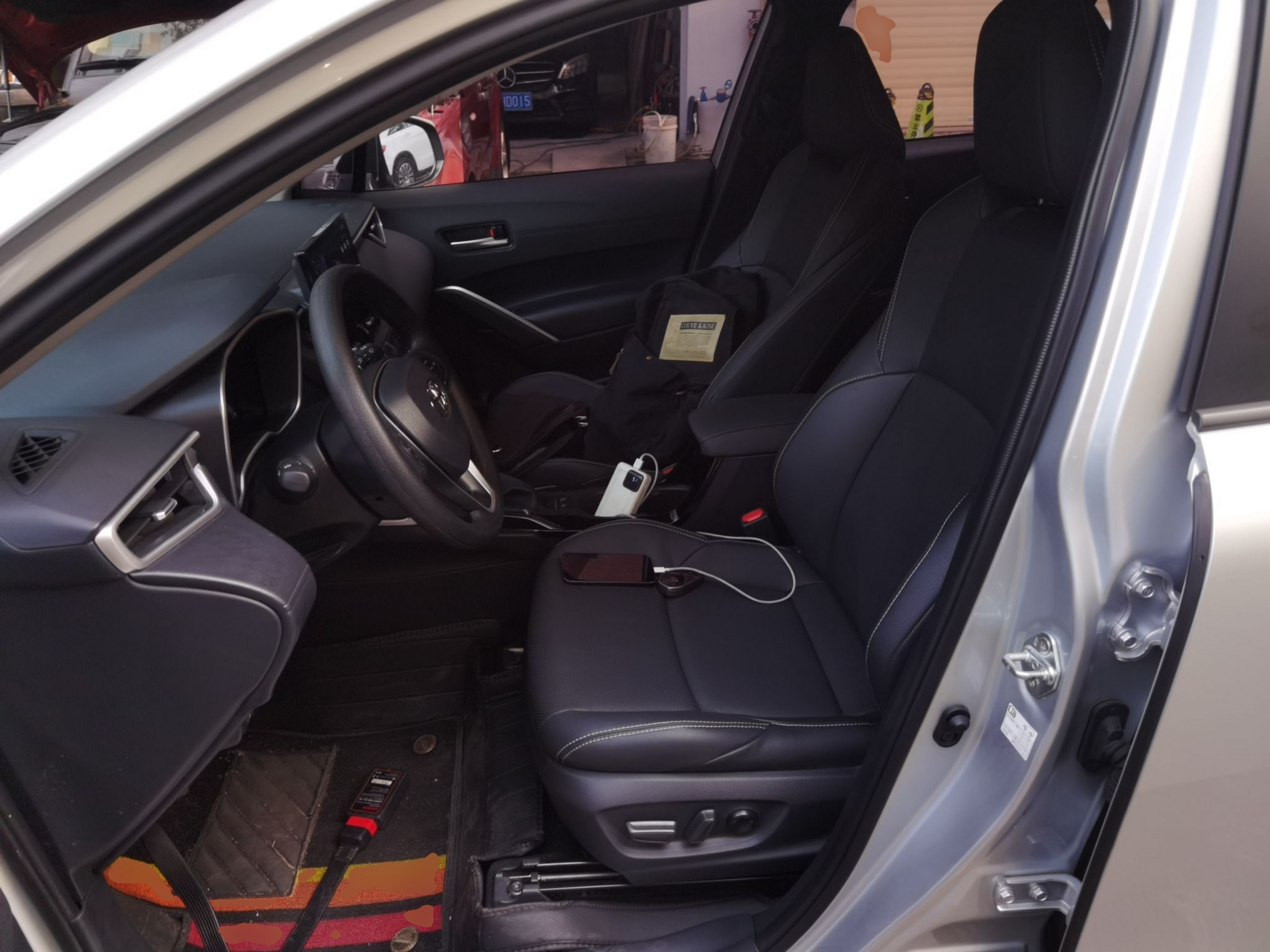 المقاعد الأمامية داخل السيارة