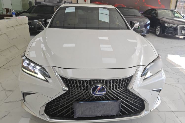 Used Lexus ES 2020 300h Deluxe Edition
