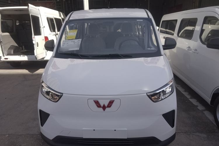 Used Wuling Yangguang 2024 300KM Comfort Version Passenger Van 75kW
