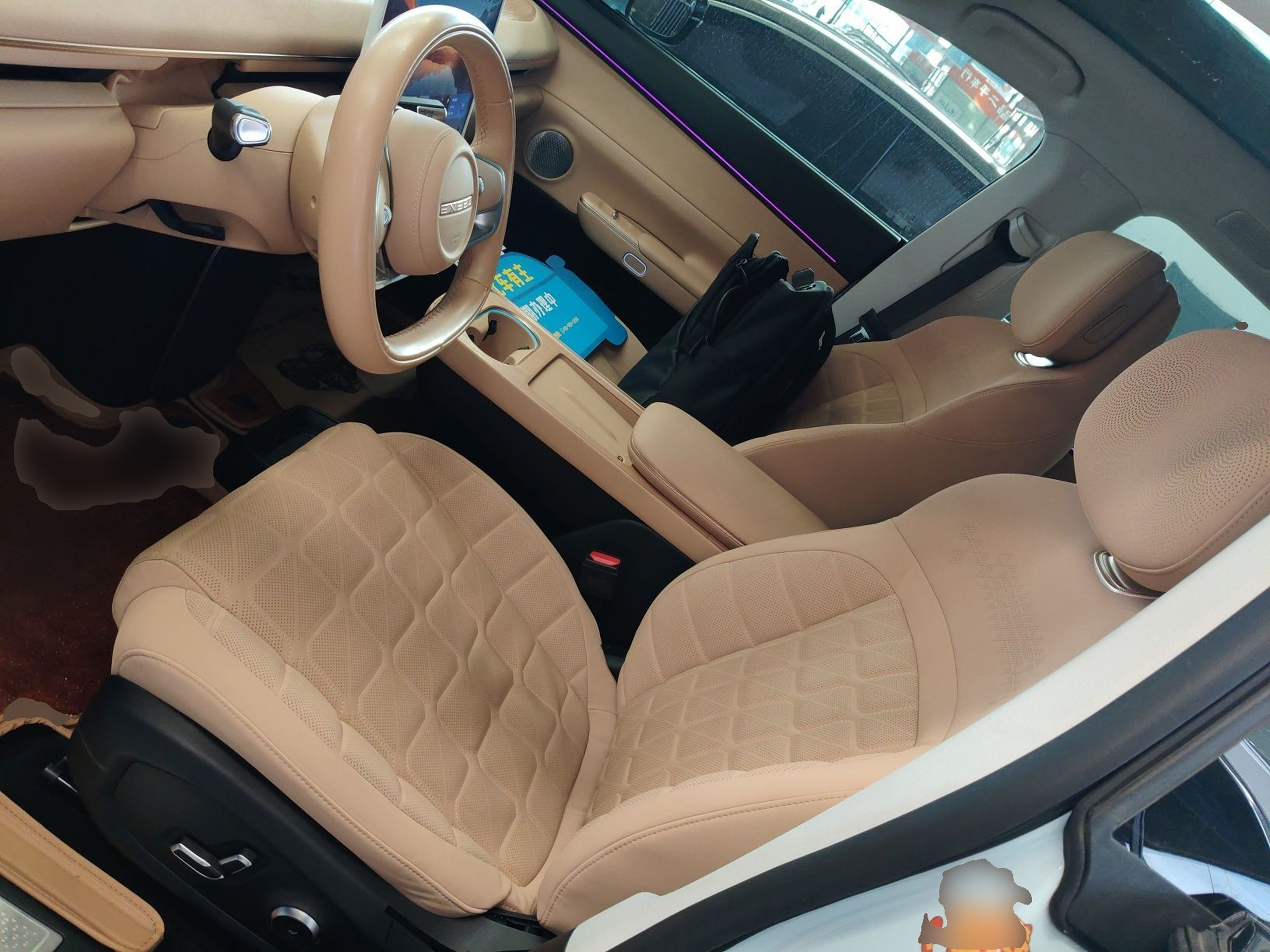 المقاعد الأمامية داخل السيارة