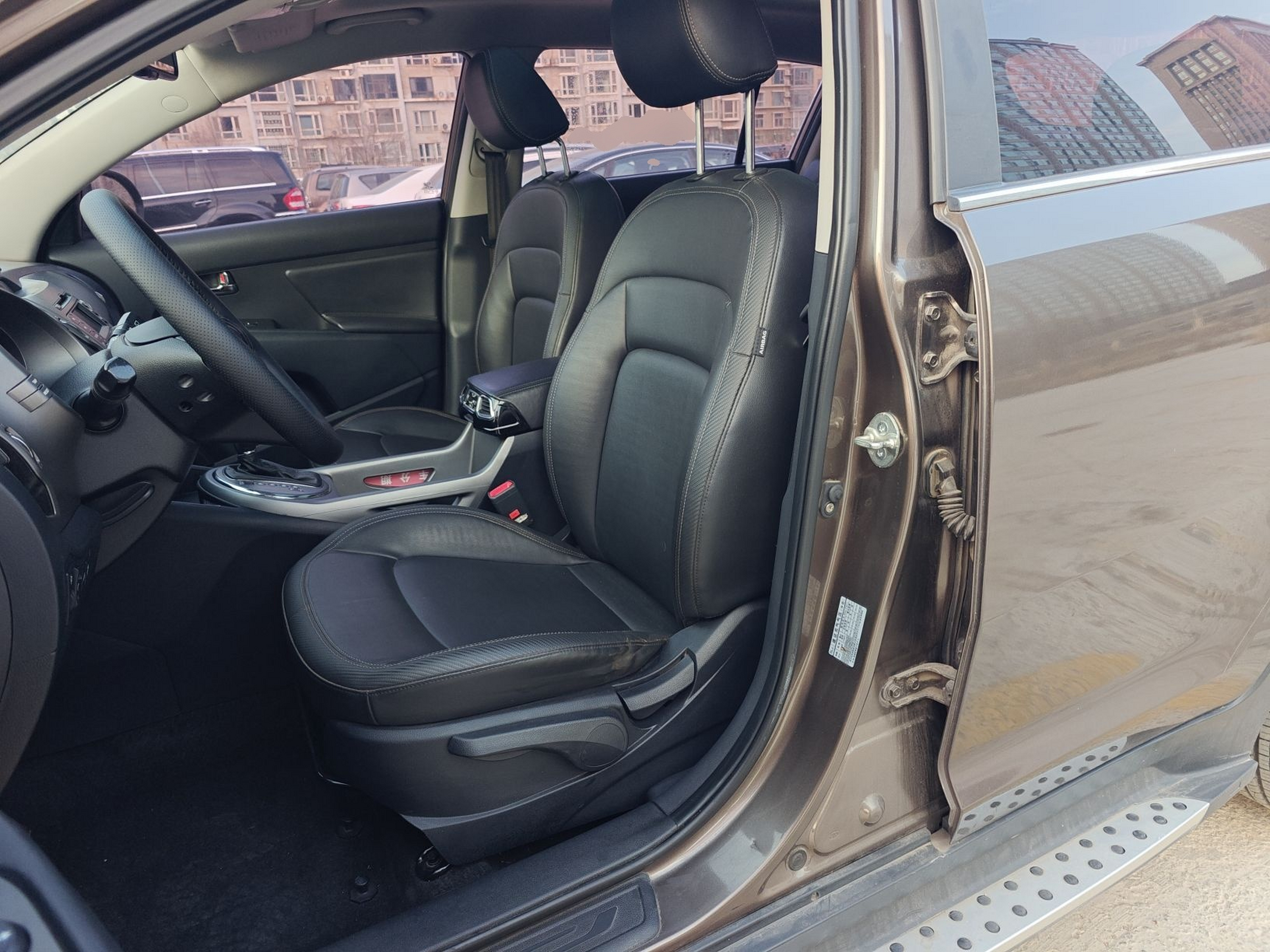 Переднее сиденье в автомобиле