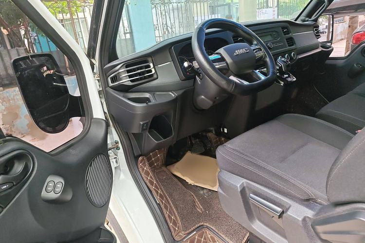 Used JMC Fushun 2023 2.0T Automatic Short-Wheelbase Mid-Top Commercial Multi-Purpose 6-Seater Passenger Vehicle
