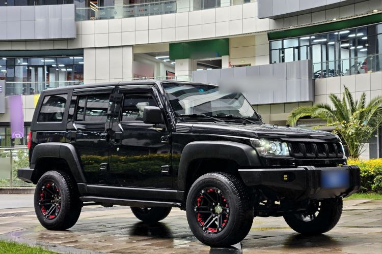 Used Beijing Auto BJ40 2016 40L 2.0T Manual Two-Wheel Drive Luxury Edition
