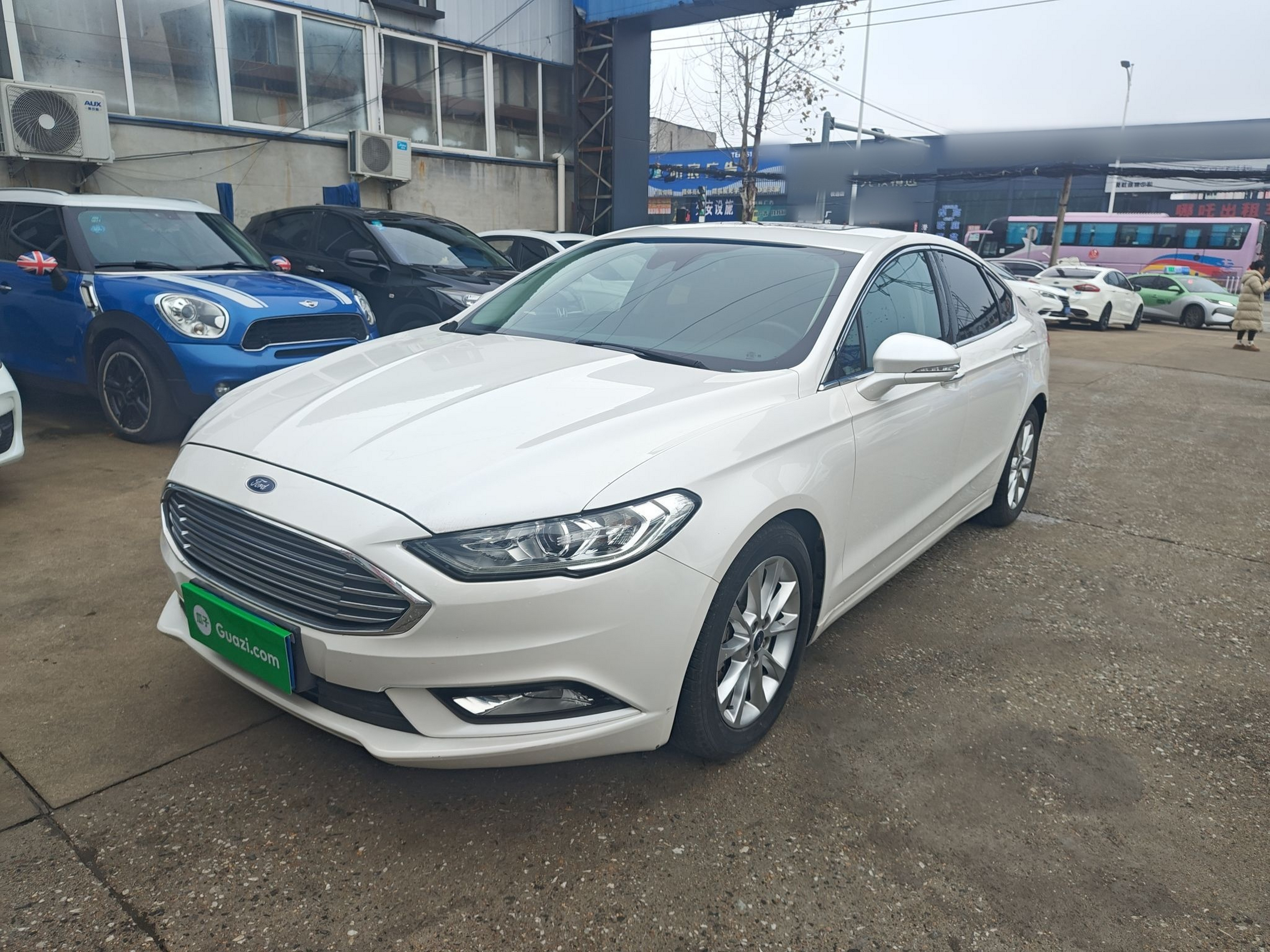 Под передней частью автомобиля