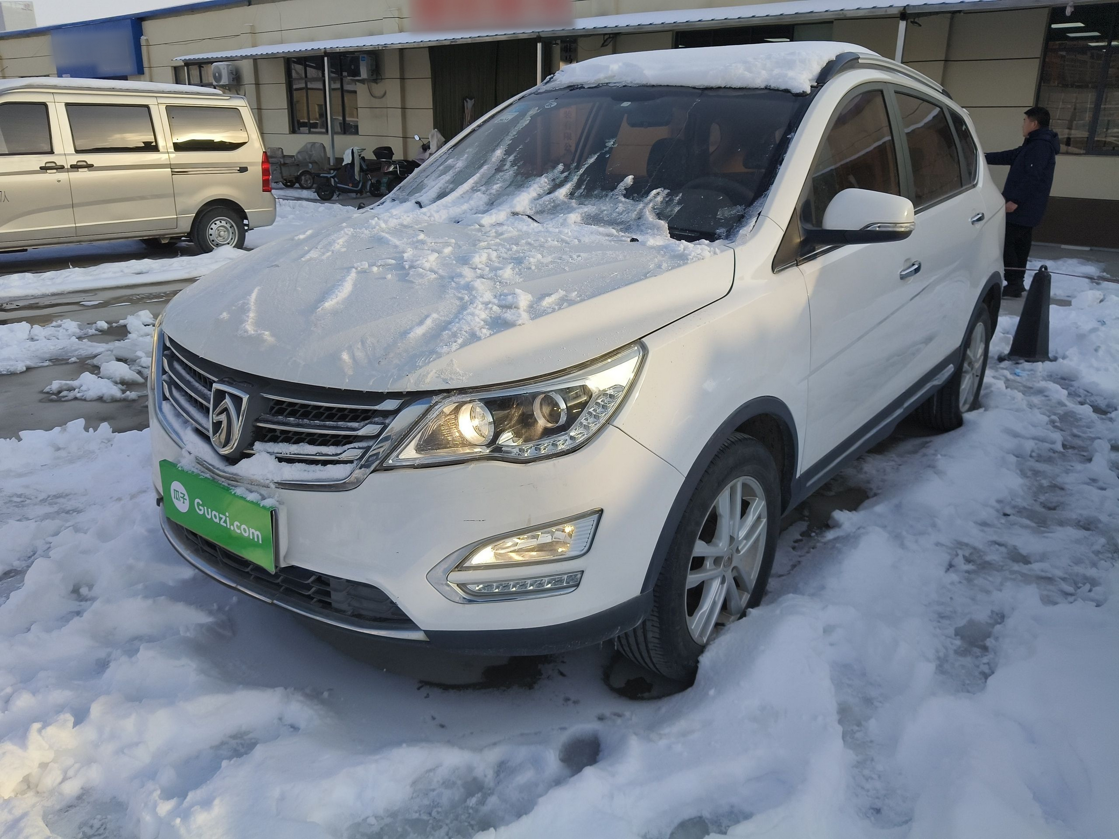 تحت مقدمة السيارة