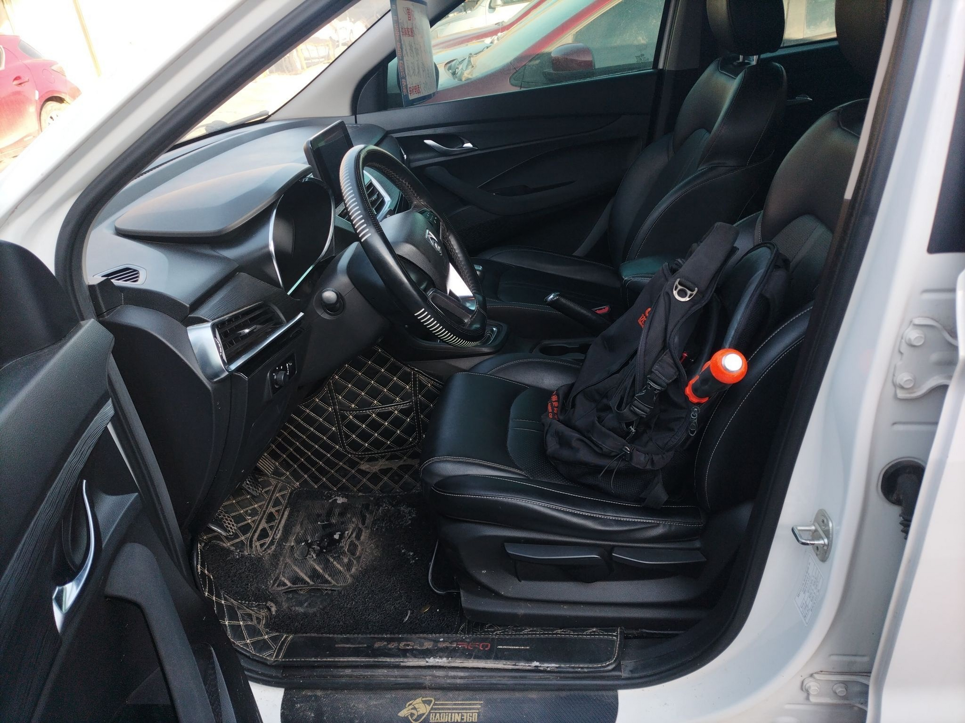 المقاعد الأمامية داخل السيارة