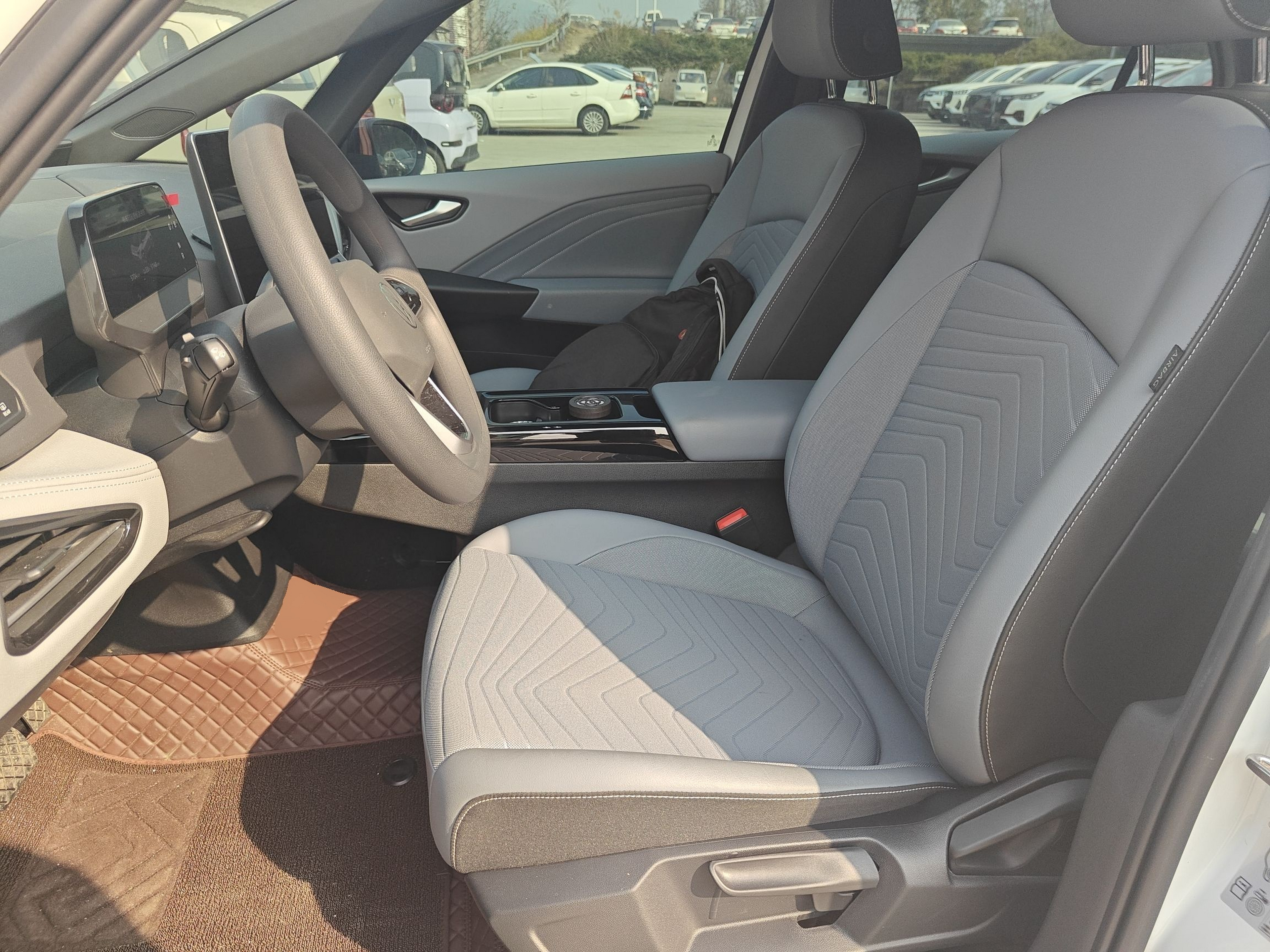 المقاعد الأمامية داخل السيارة