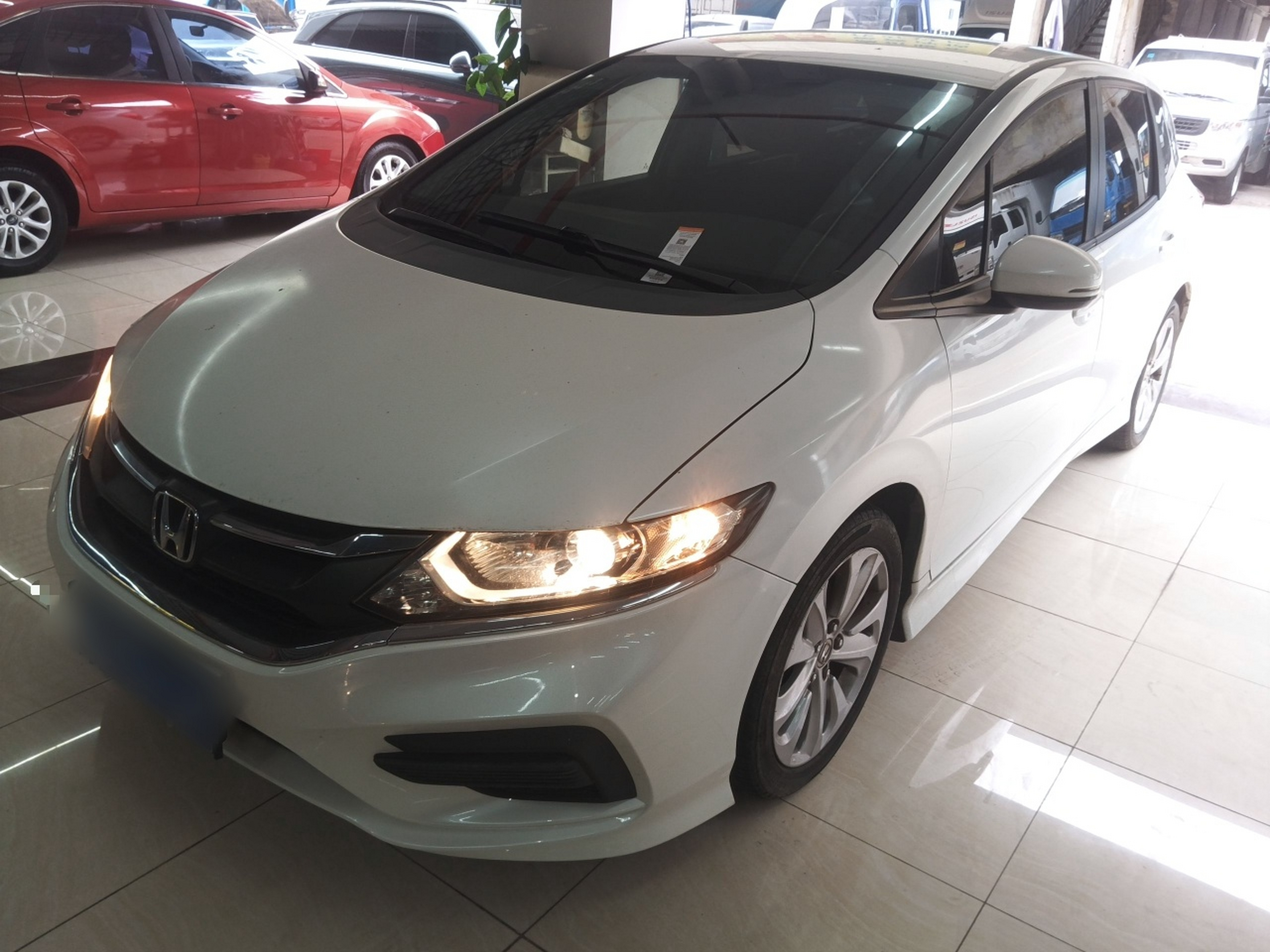 تحت مقدمة السيارة