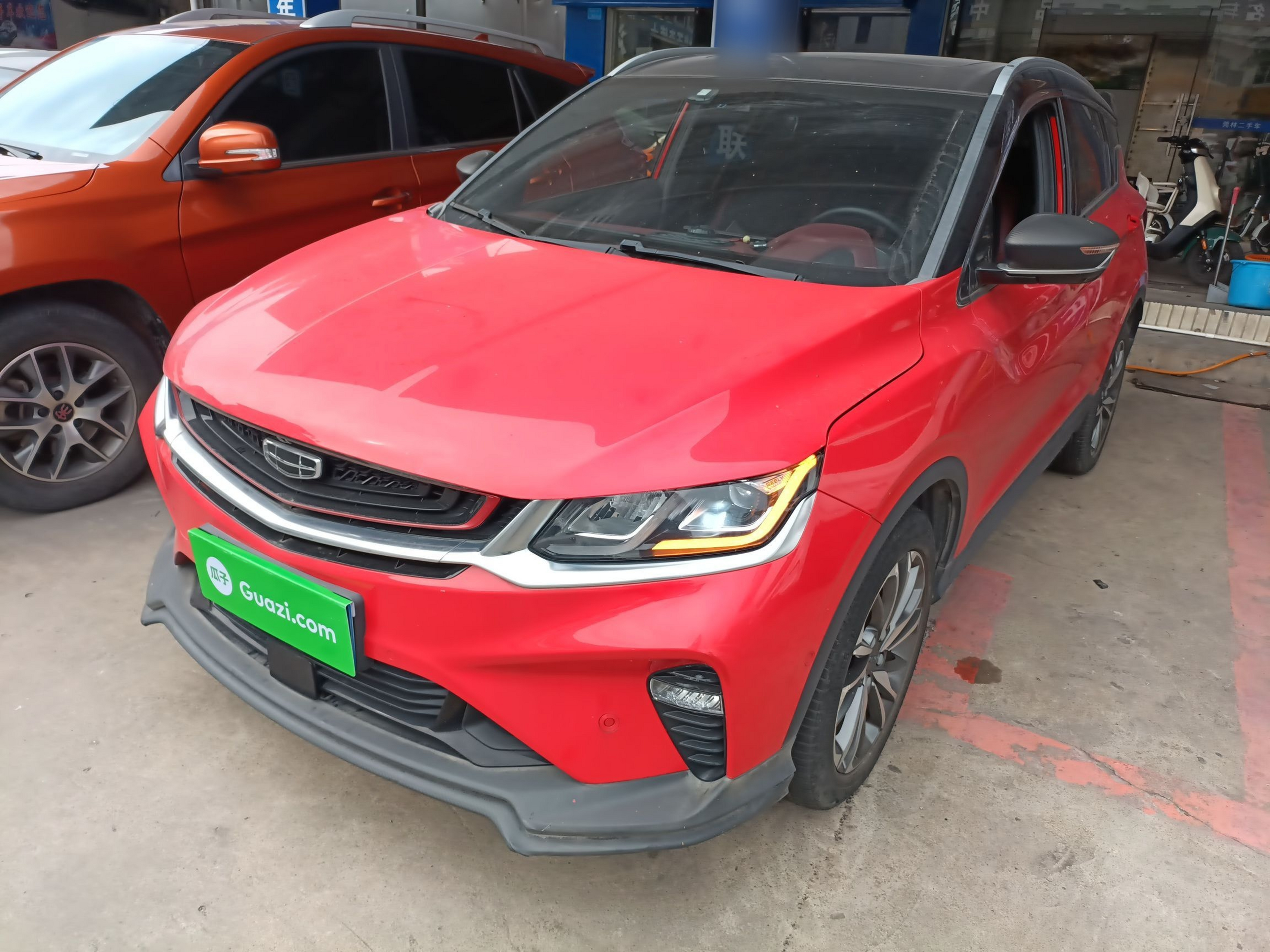 تحت مقدمة السيارة