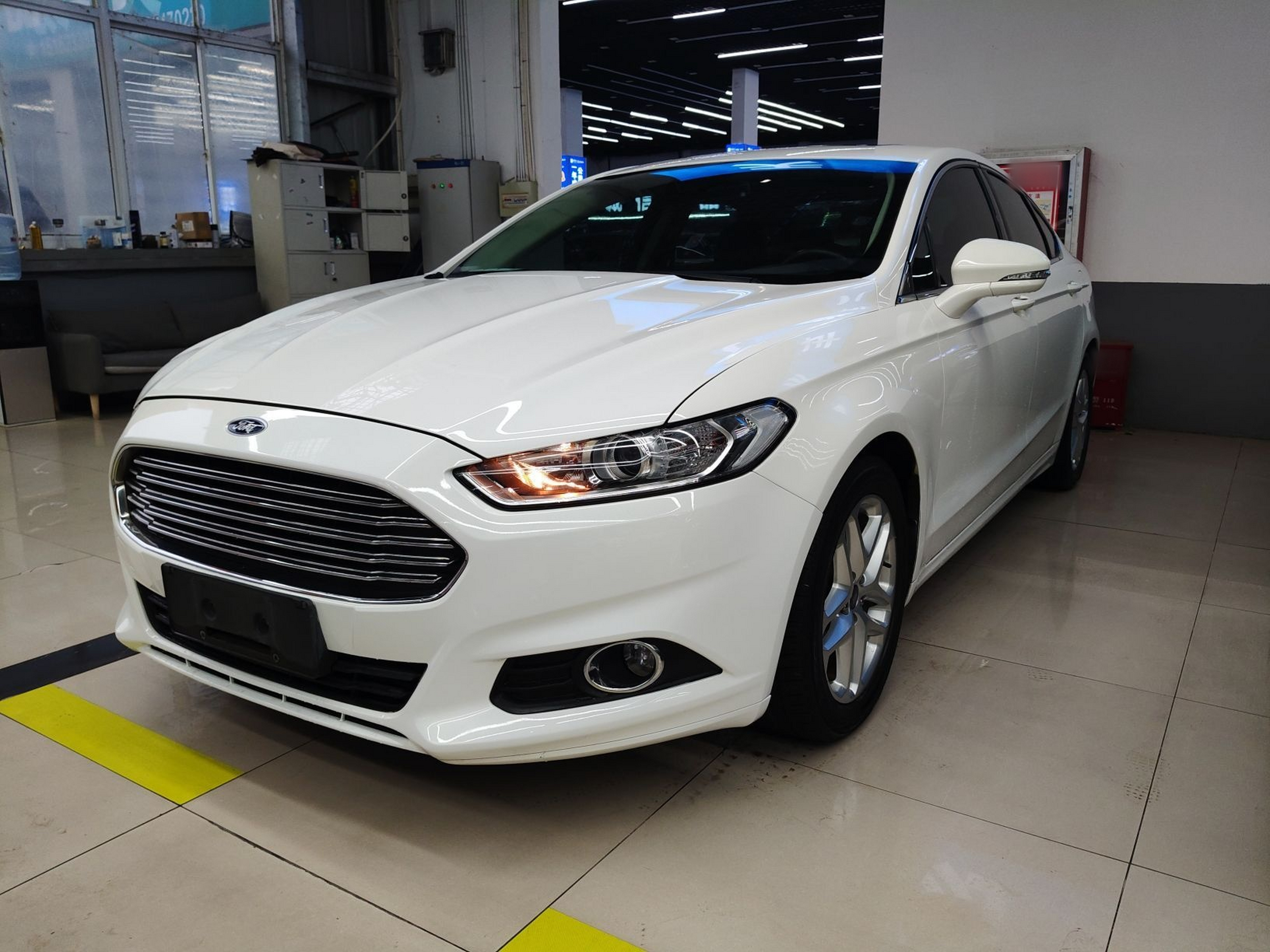 تحت مقدمة السيارة