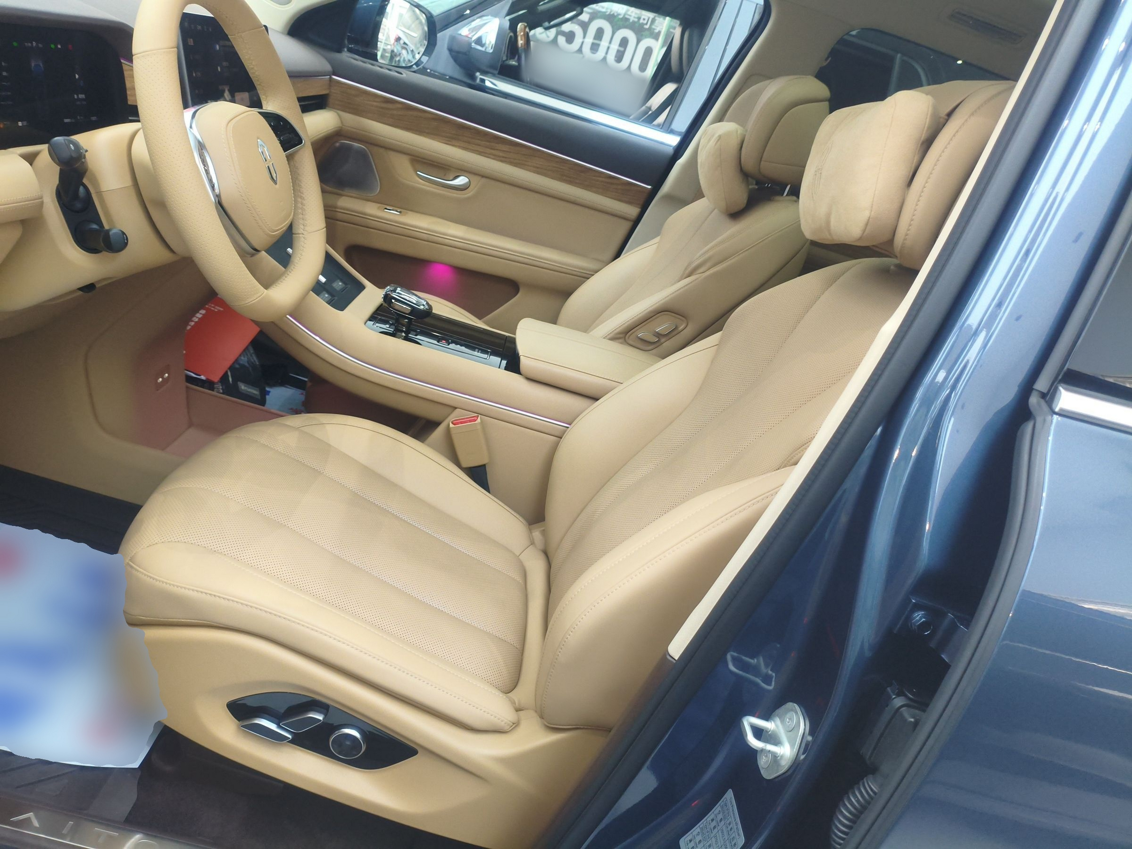 المقاعد الأمامية داخل السيارة