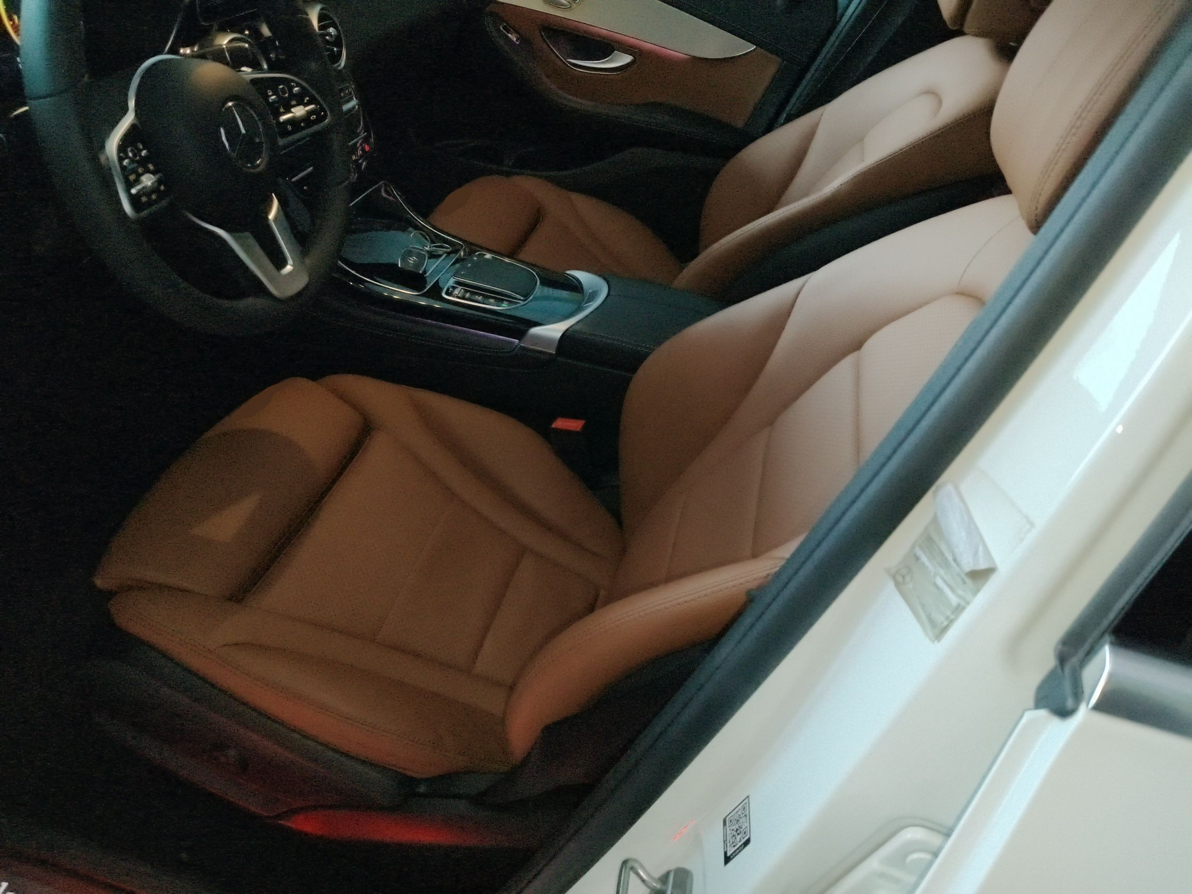 المقاعد الأمامية داخل السيارة