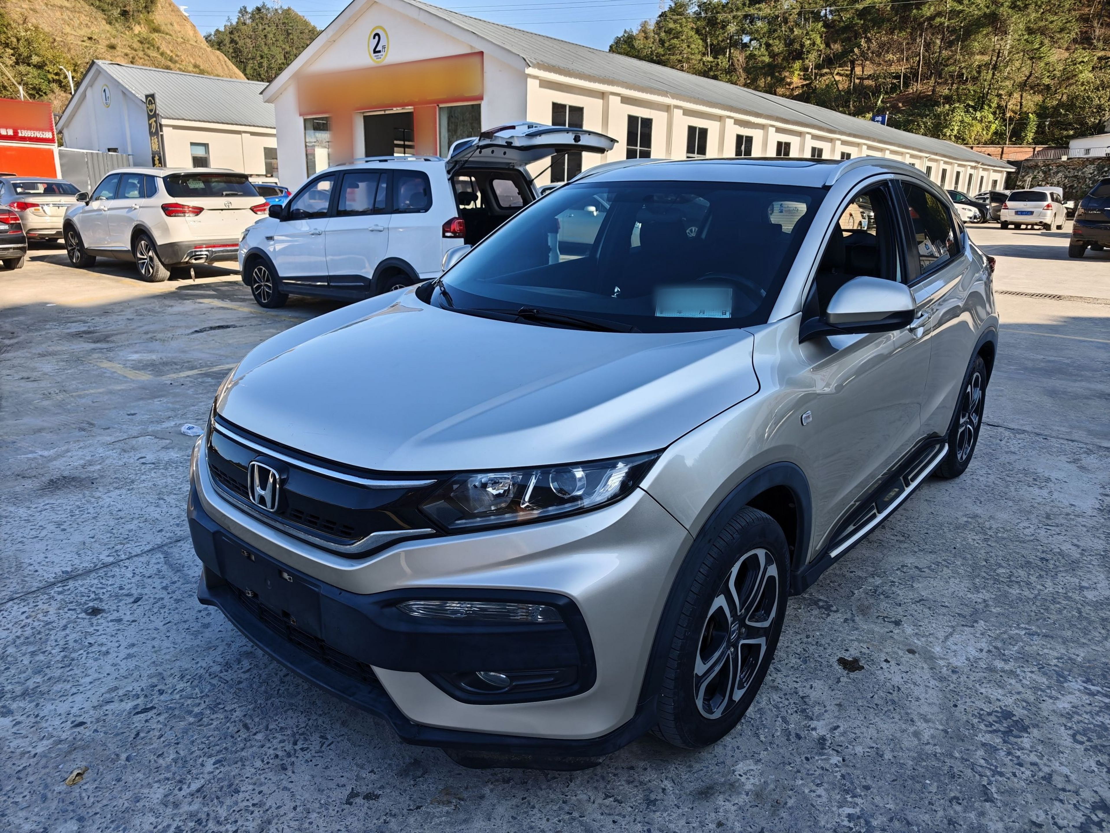 Под передней частью автомобиля