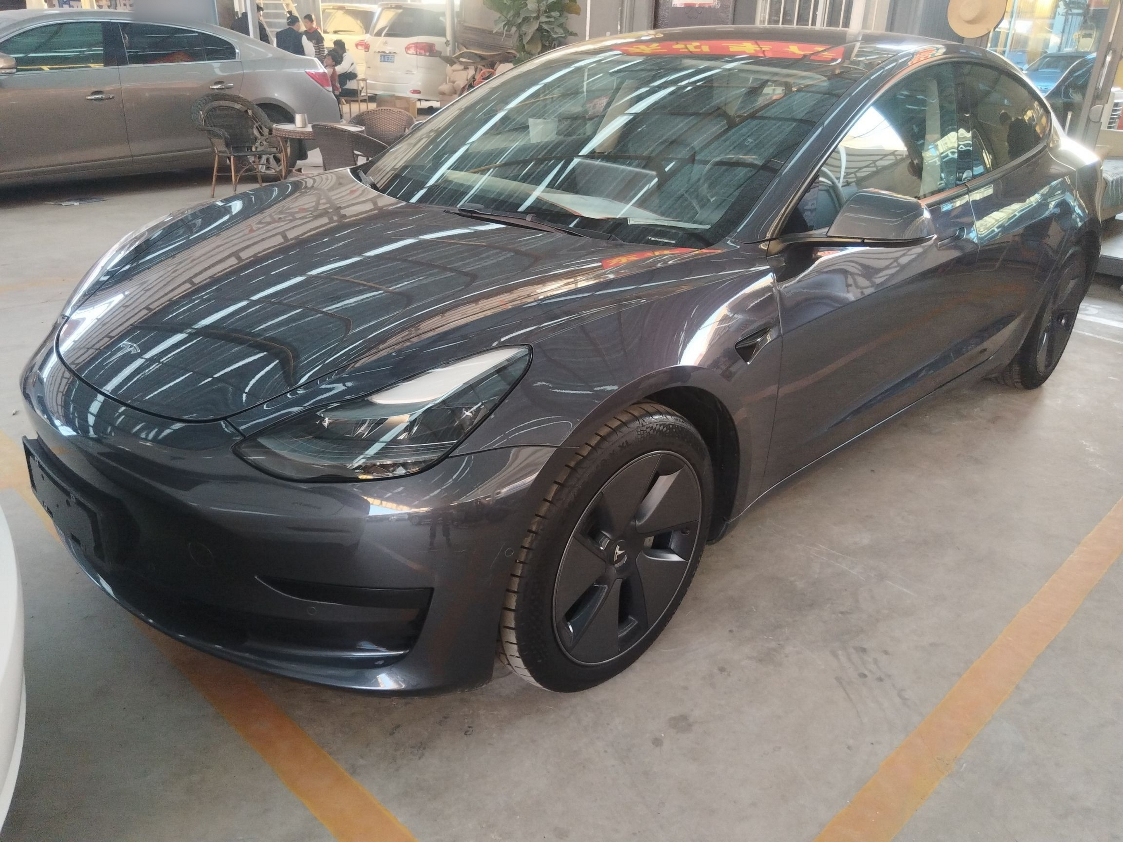 تحت مقدمة السيارة