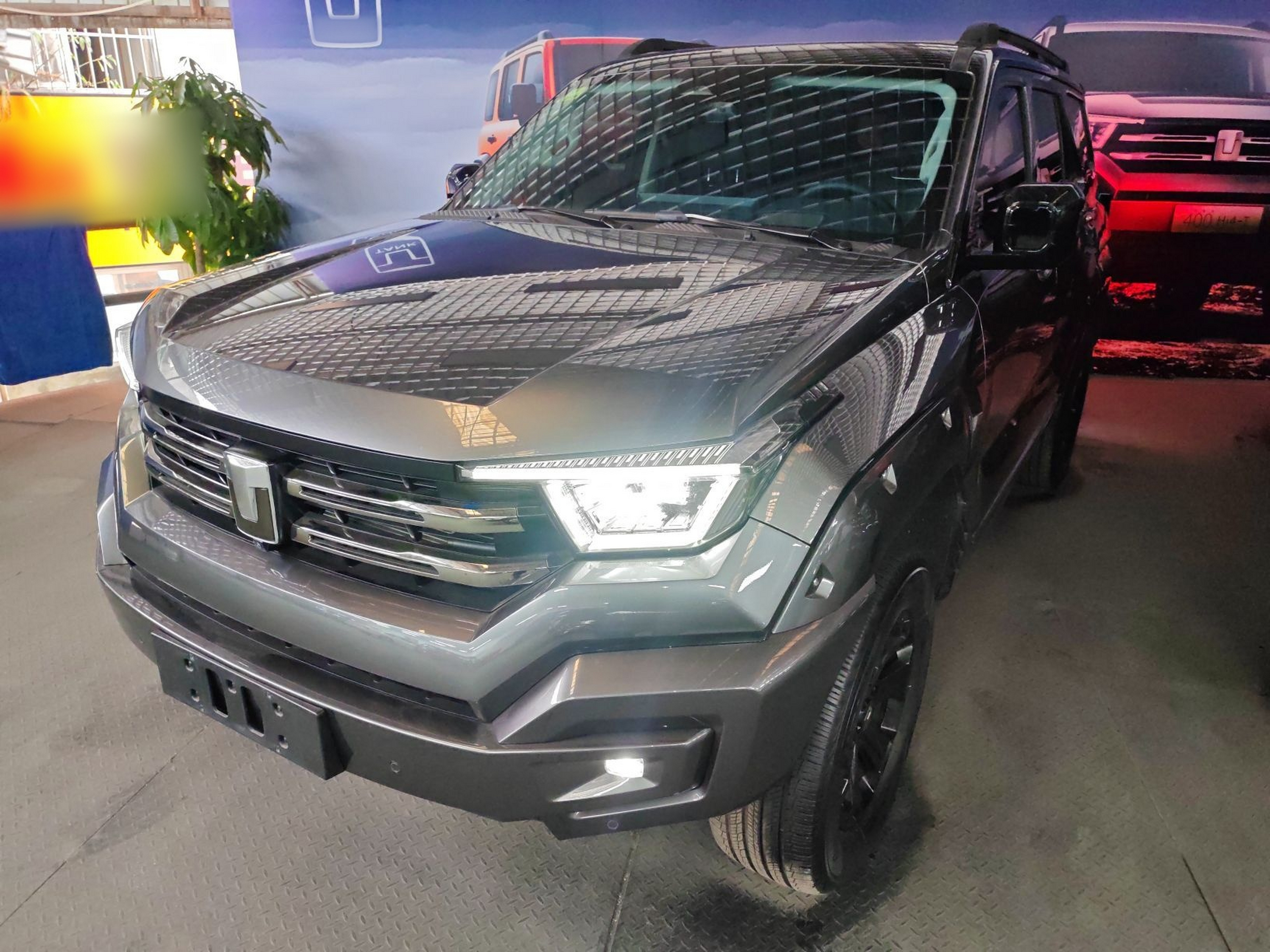 تحت مقدمة السيارة