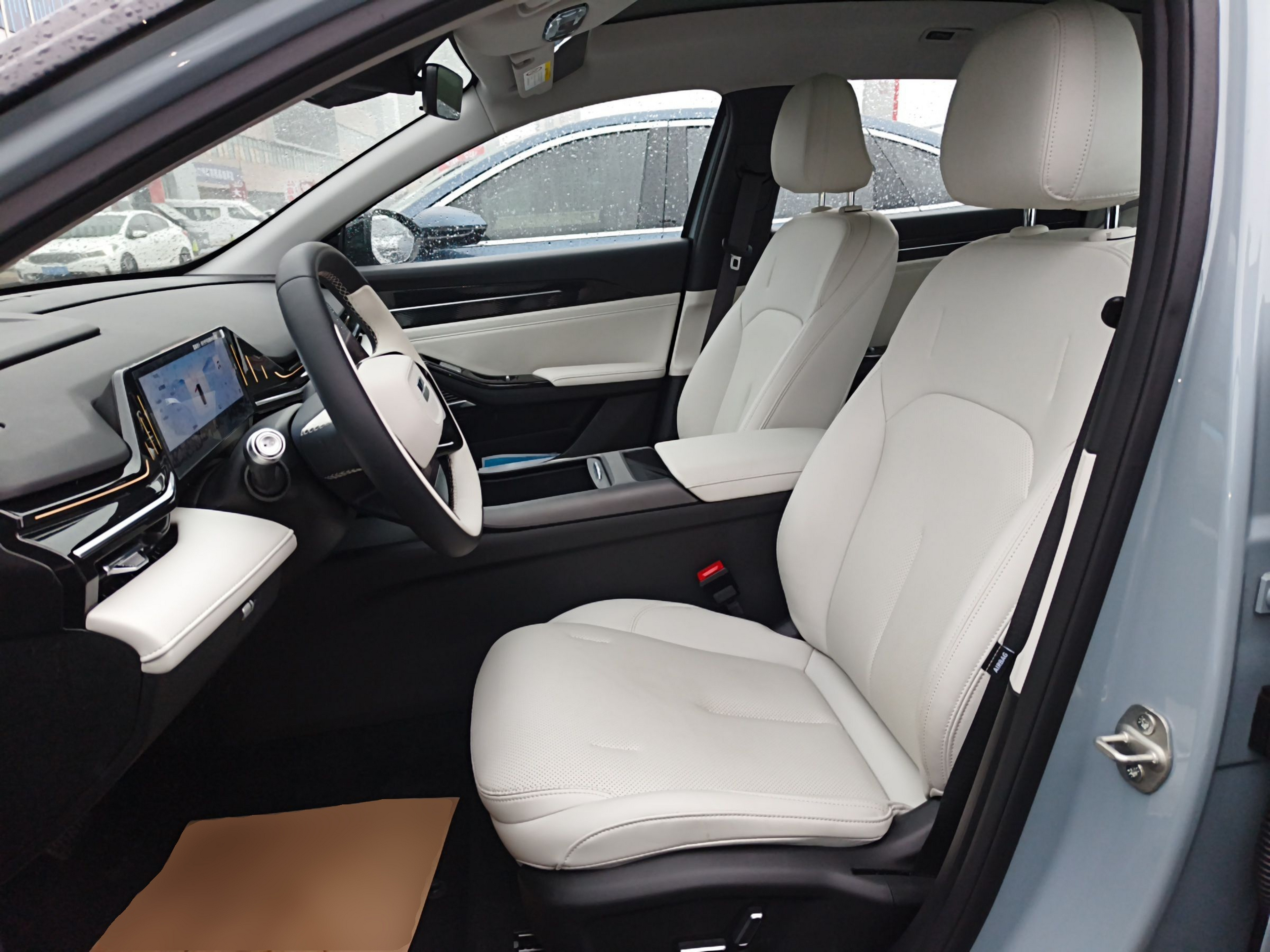 Переднее сиденье в автомобиле