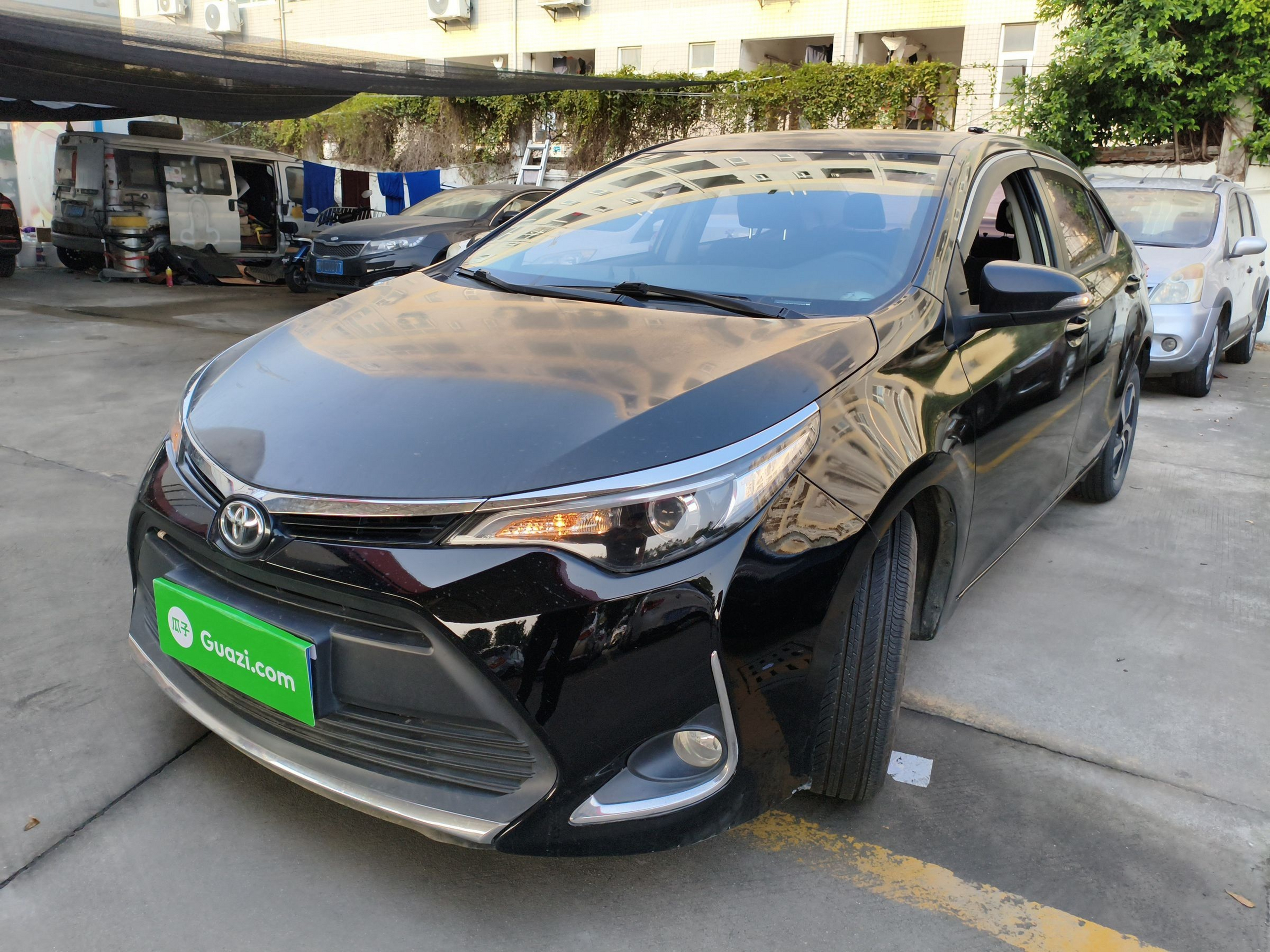 تحت مقدمة السيارة