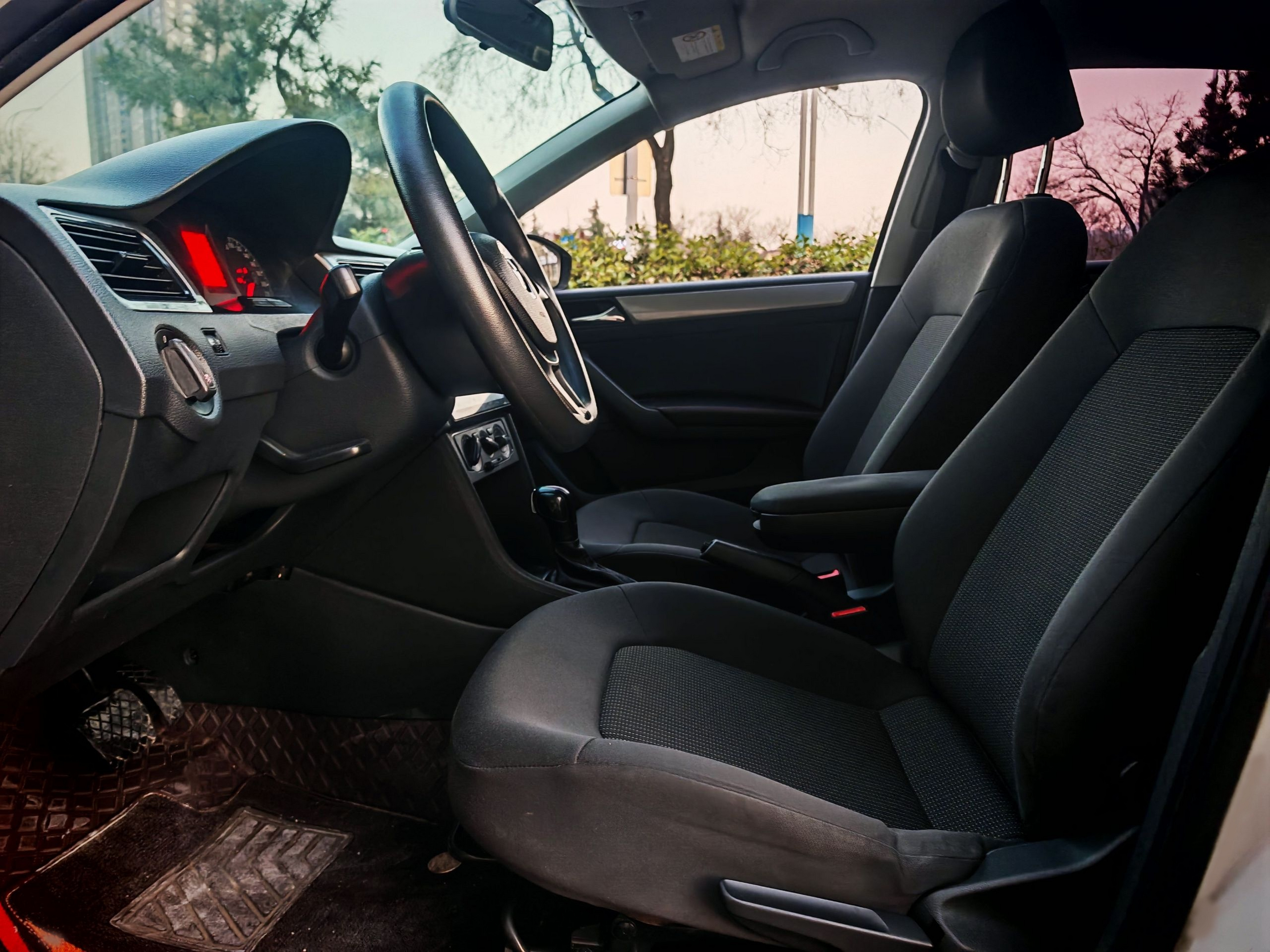 المقاعد الأمامية داخل السيارة