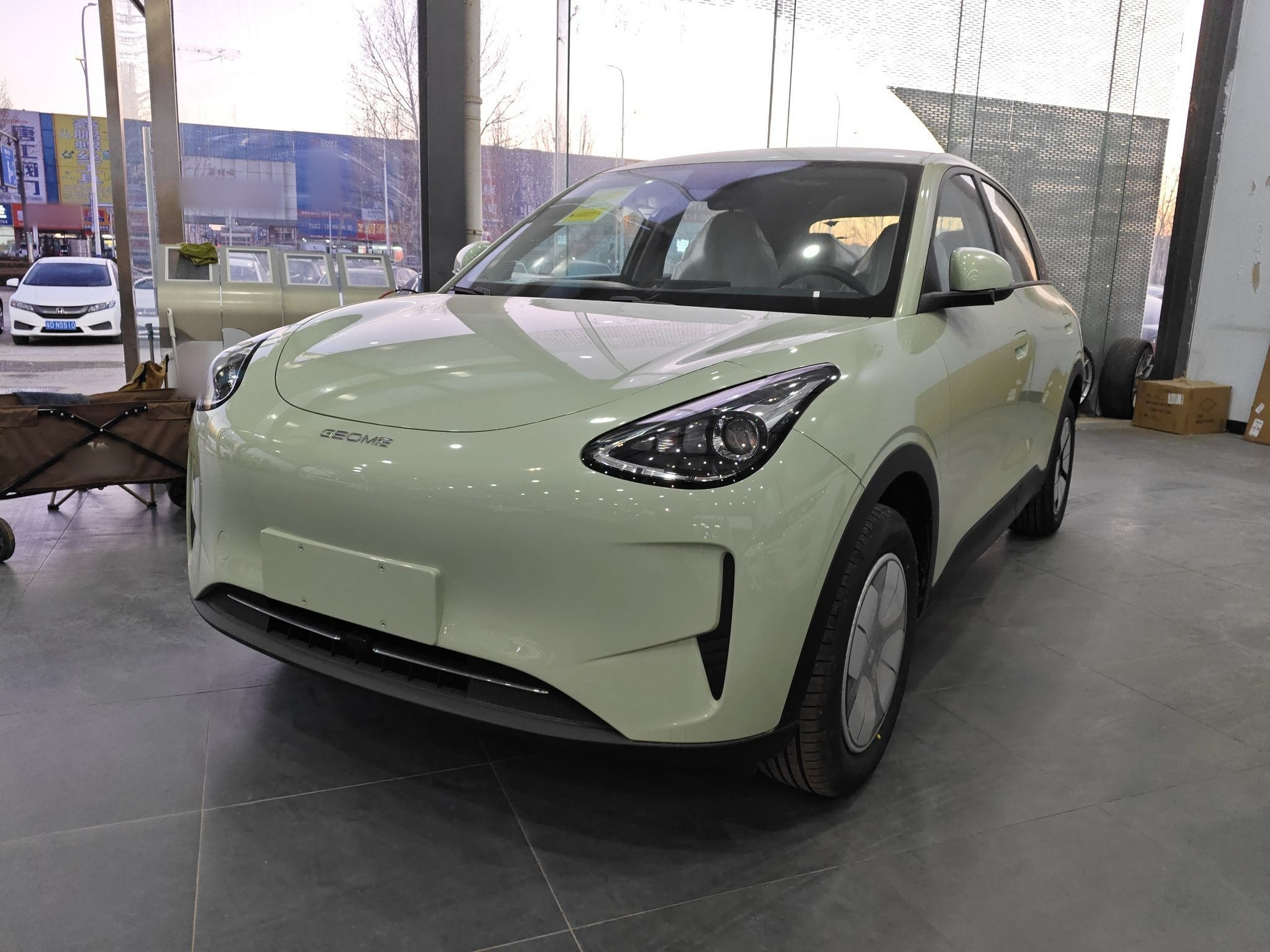 تحت مقدمة السيارة