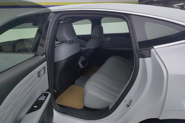 Used  E8 2024 550 km Range Rear-Drive MAX
