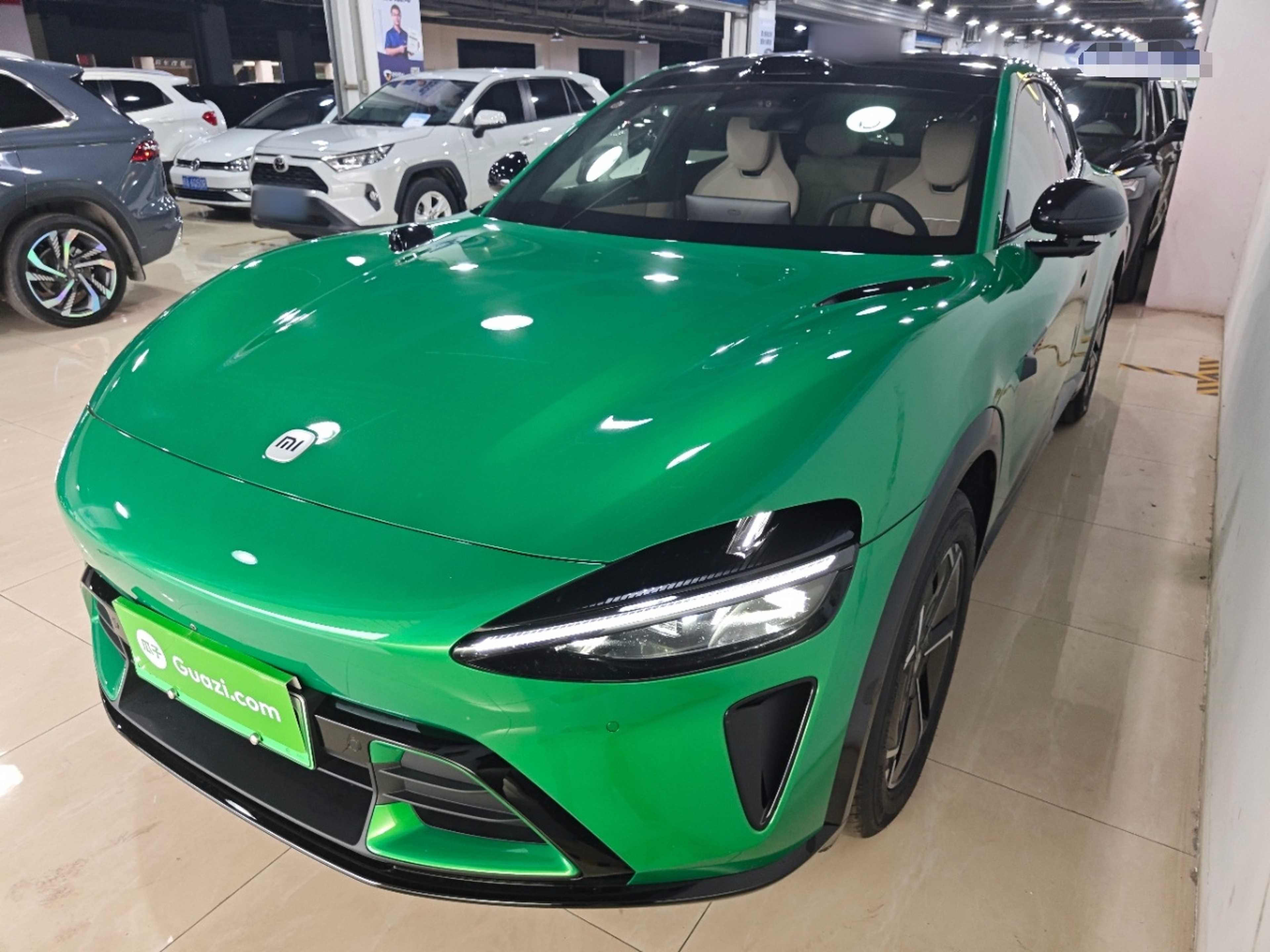 تحت مقدمة السيارة