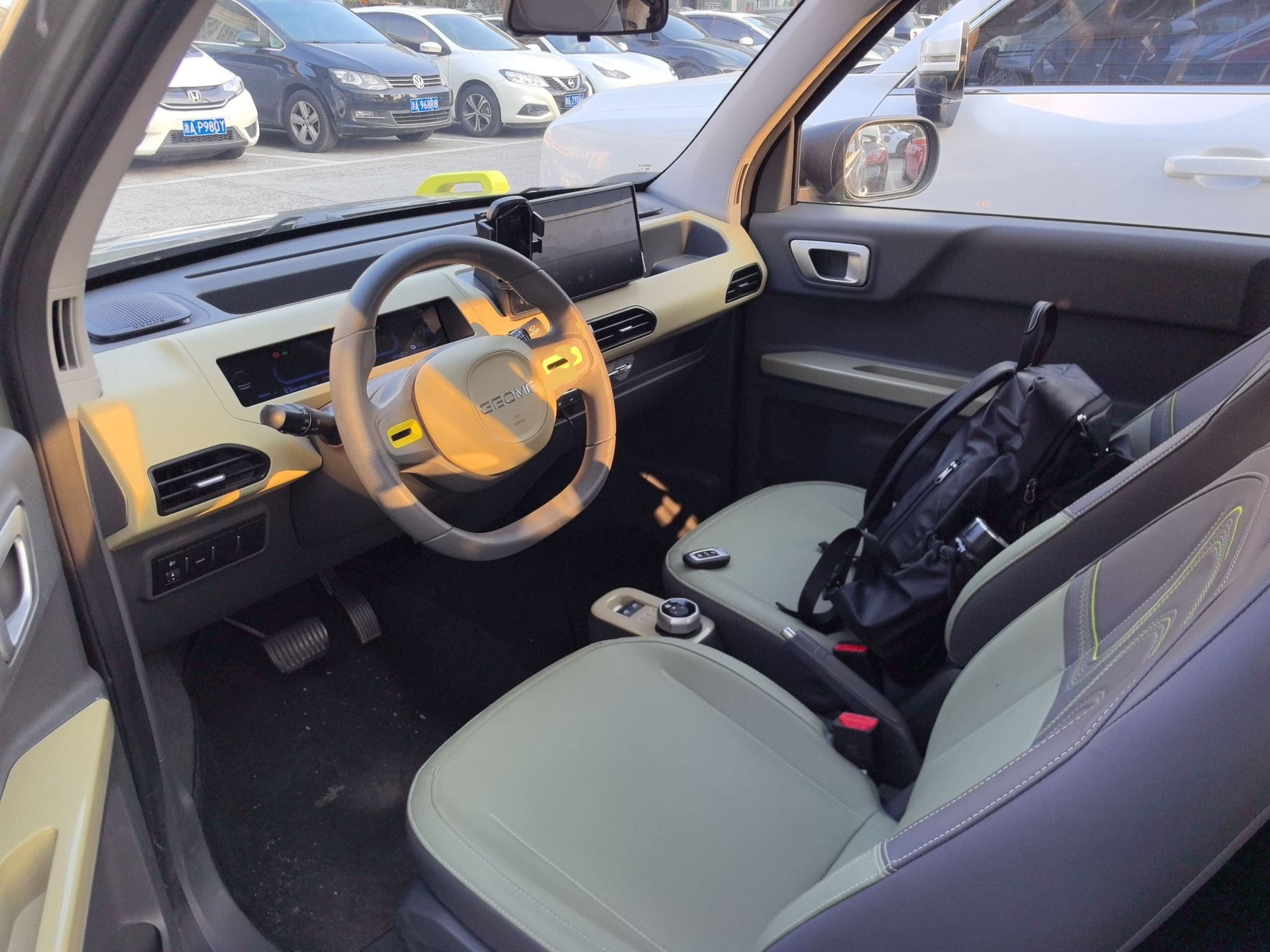 المقاعد الأمامية داخل السيارة