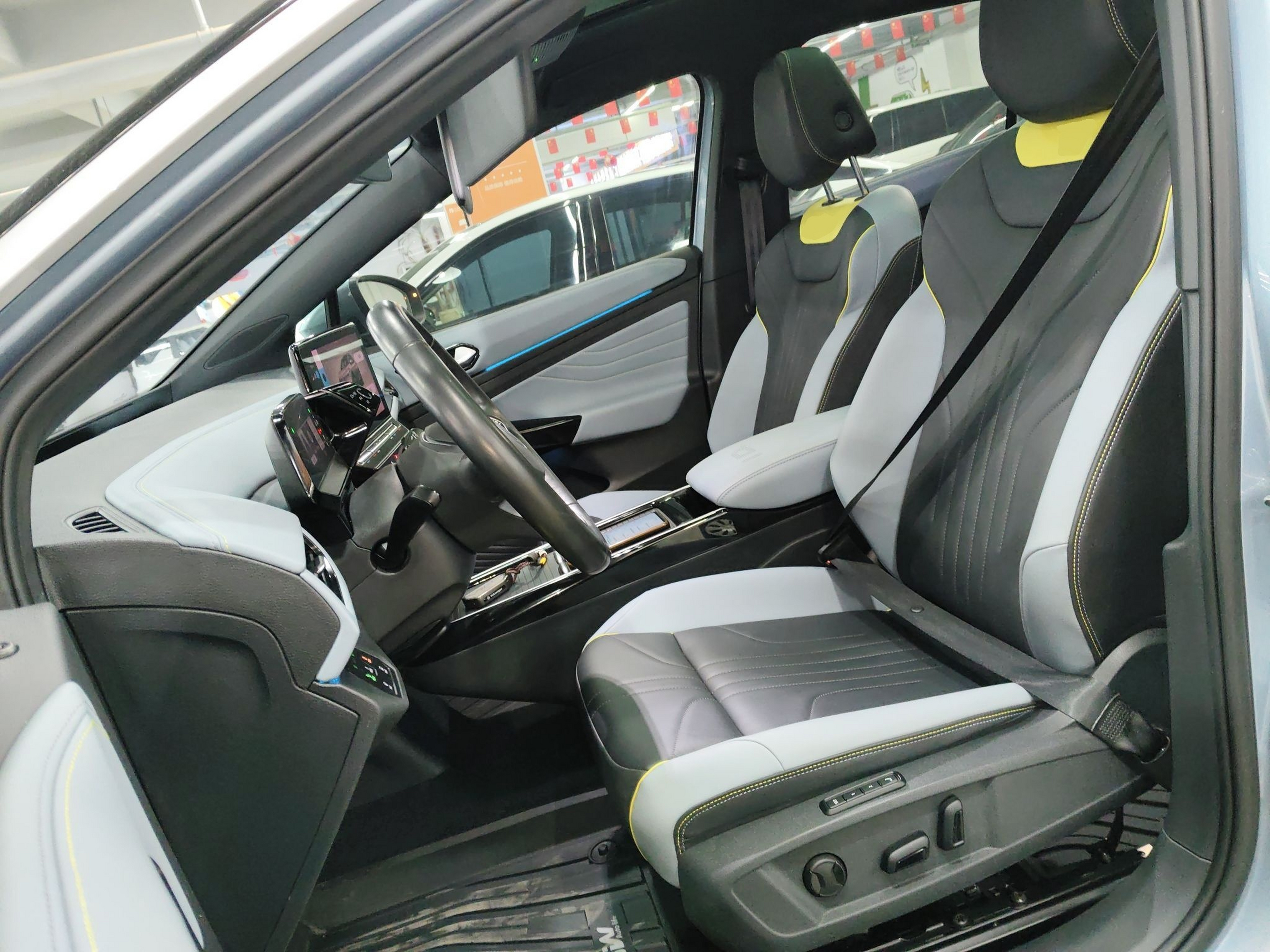 Переднее сиденье в автомобиле