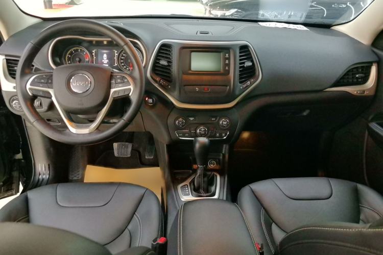 Used  Cherokee 2016 2.4L Leading Edition