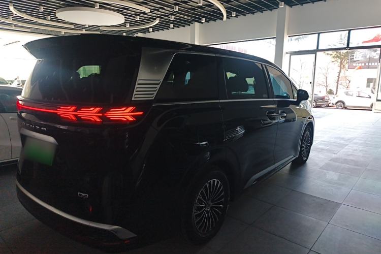 Used Denza D9 2022 DM-i 1040 Prestige Model
