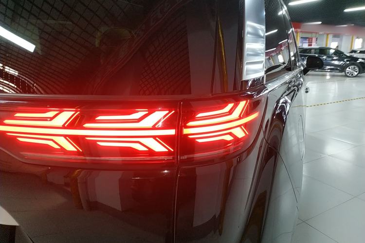 Used Denza D9 2022 DM-i 1040 Prestige Model