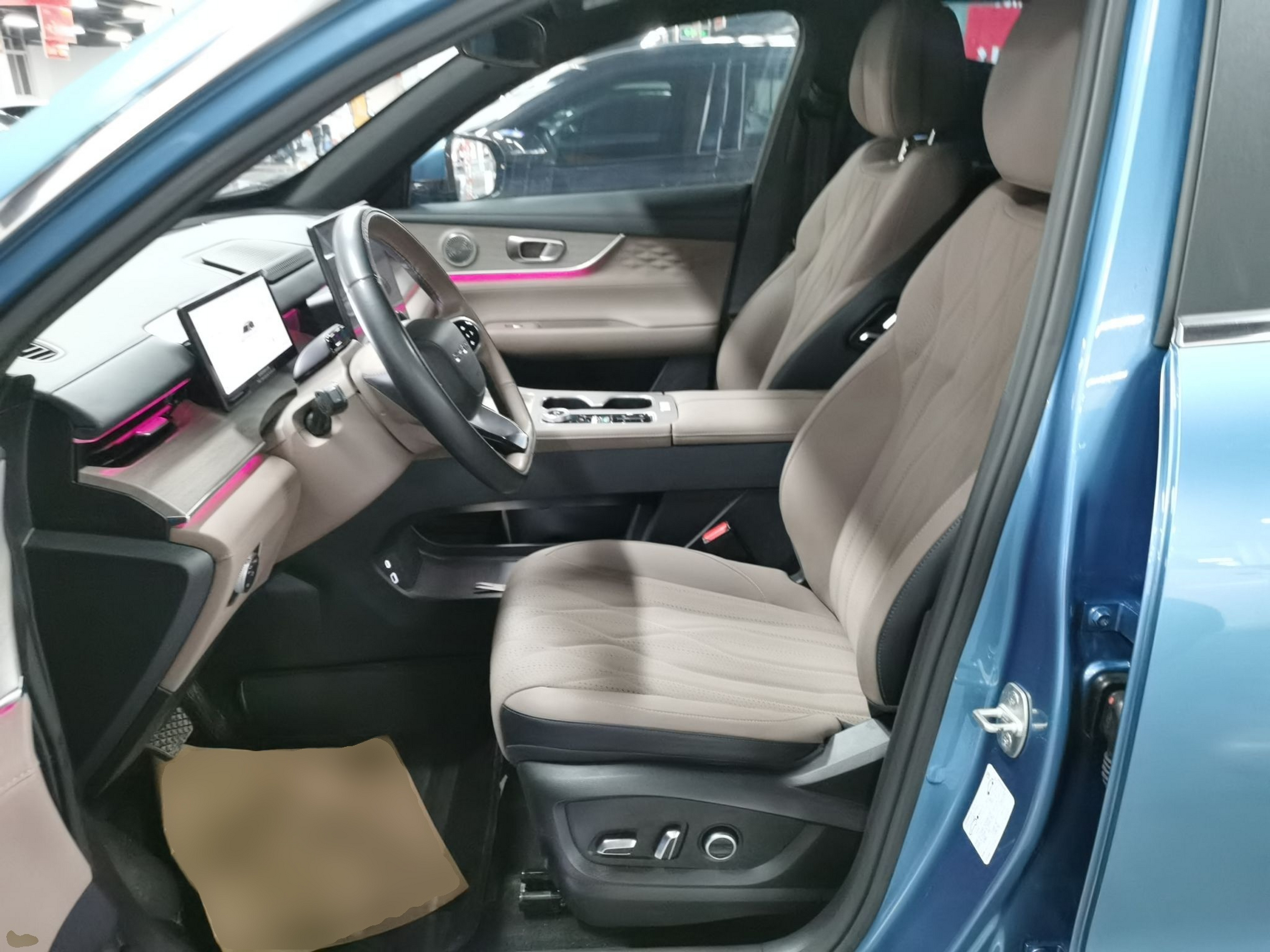 المقاعد الأمامية داخل السيارة