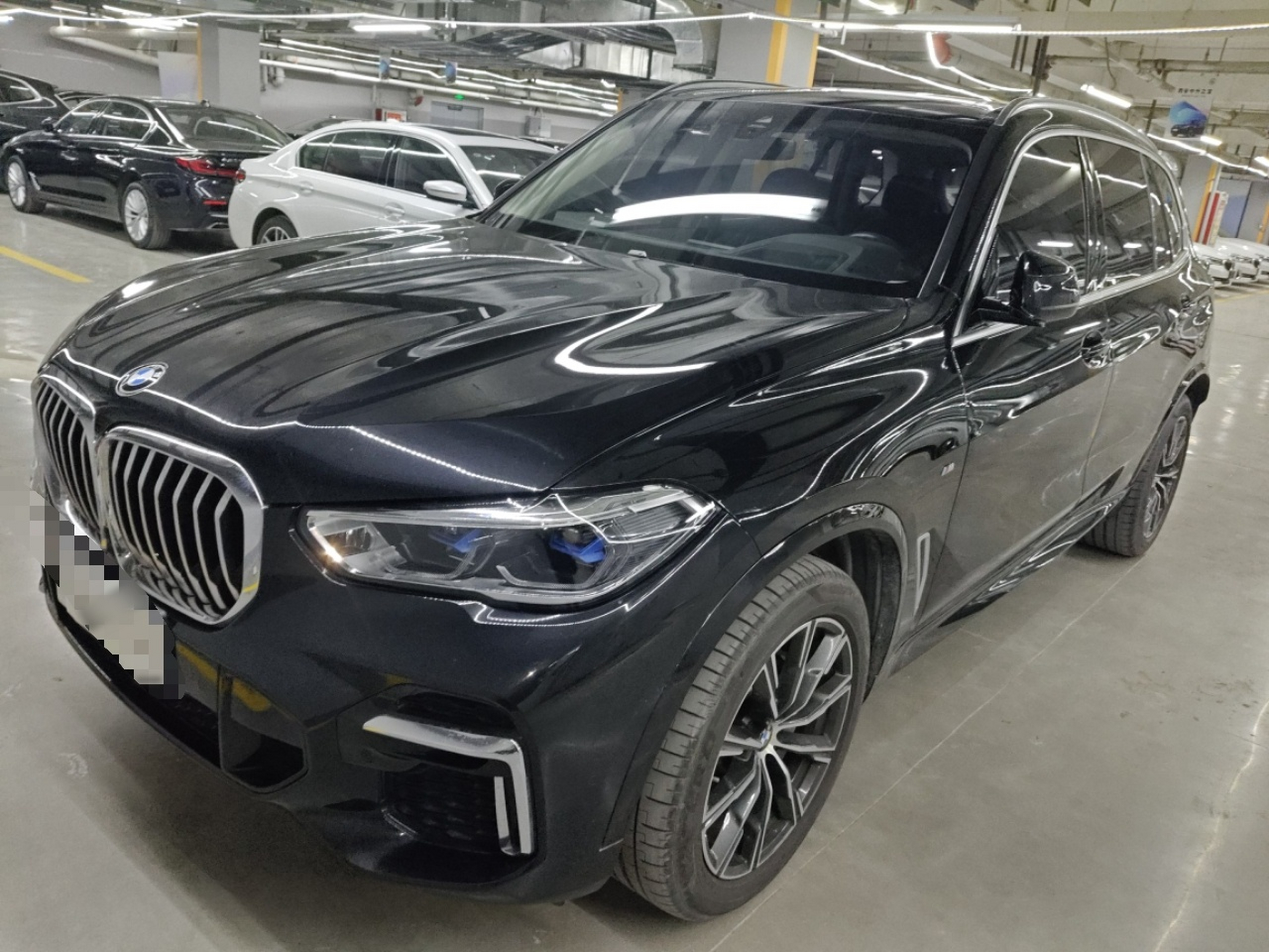 Под передней частью автомобиля