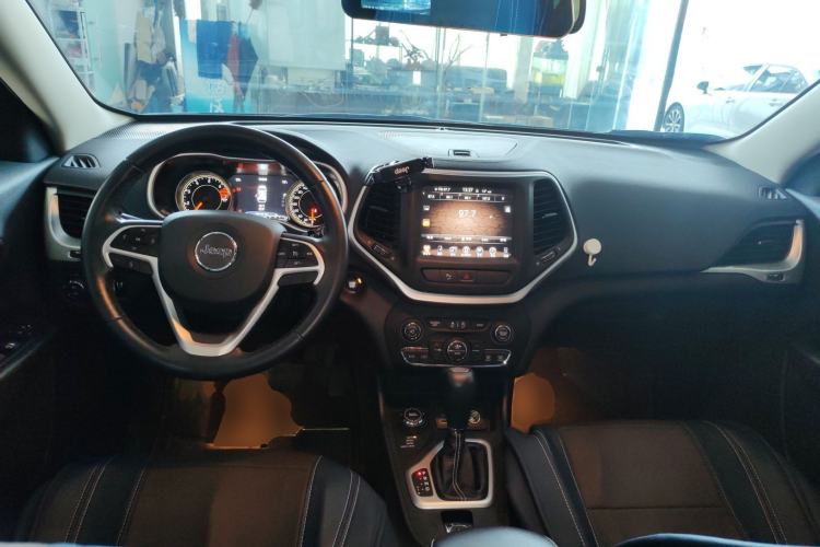 Used  Cherokee 2016 2.4L Professional Edition
