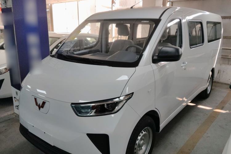 Used Wuling Yangguang 2024 300KM Comfort Version Passenger Van 75kW