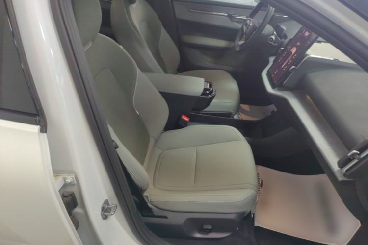 Used Volvo EX30 2025 Rear-Drive Long-Range Plus Model
